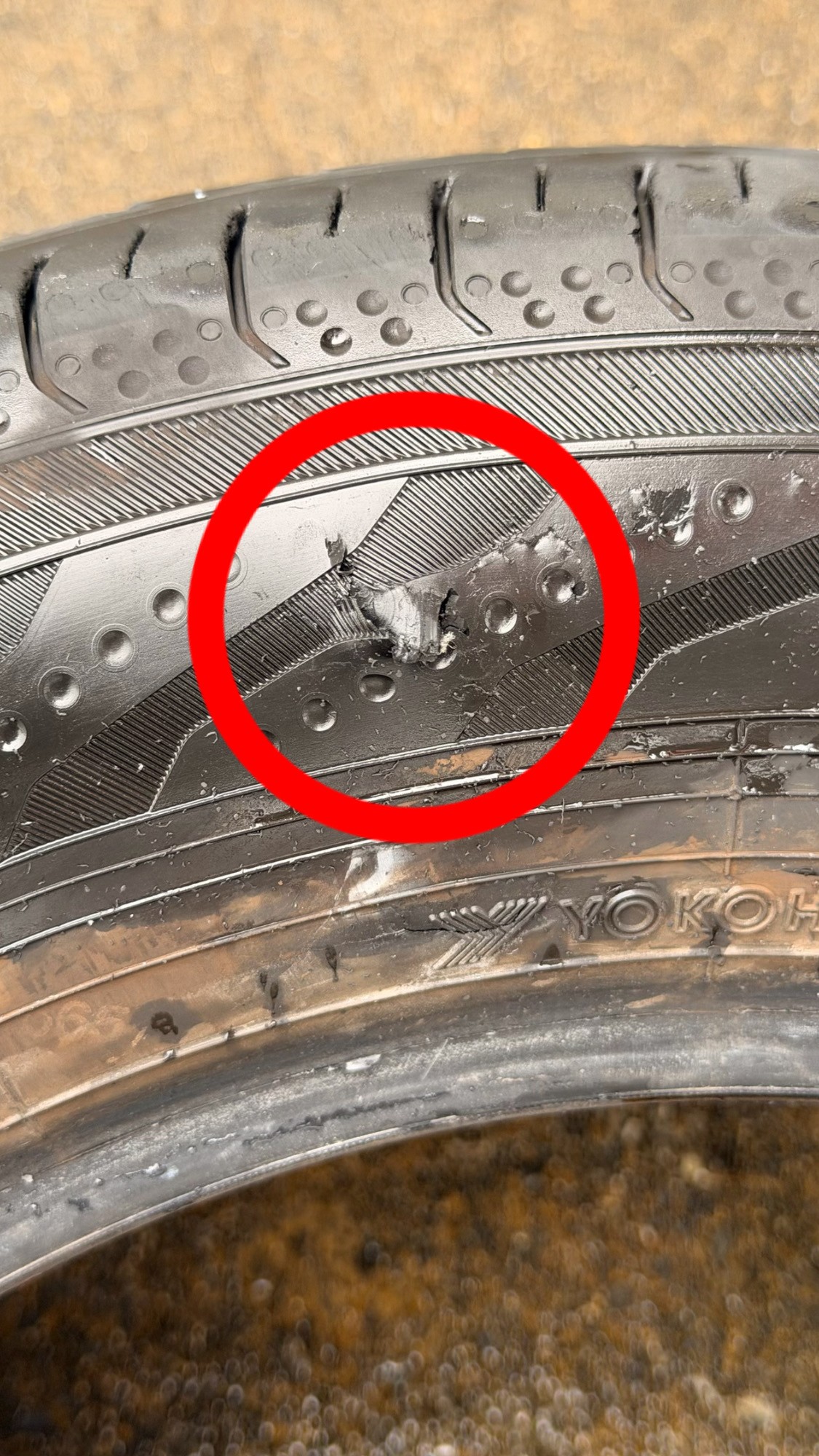 タイヤの横が縁石によりえぐれてしまっている。タイヤ交換をした。