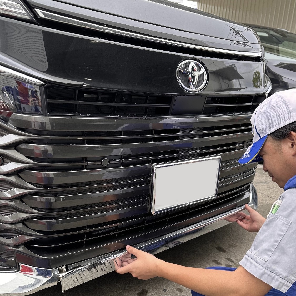 トヨタヴォクシーのフロントバンパー交換中