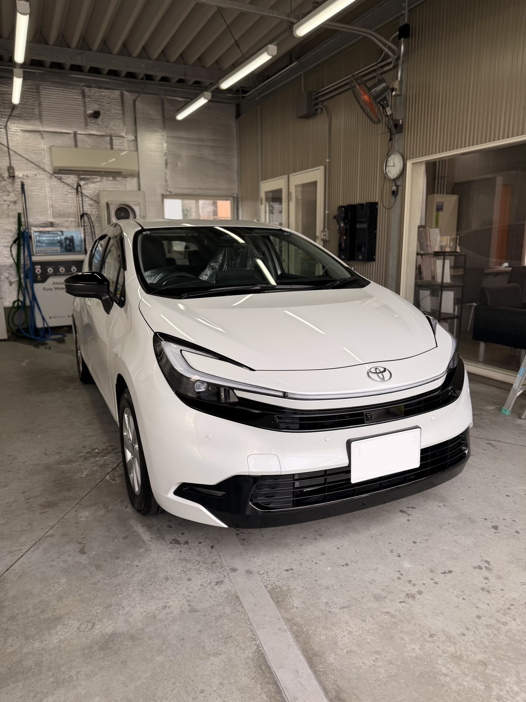 新車のトヨタ/アクアにEXキーパー施工した後の艶