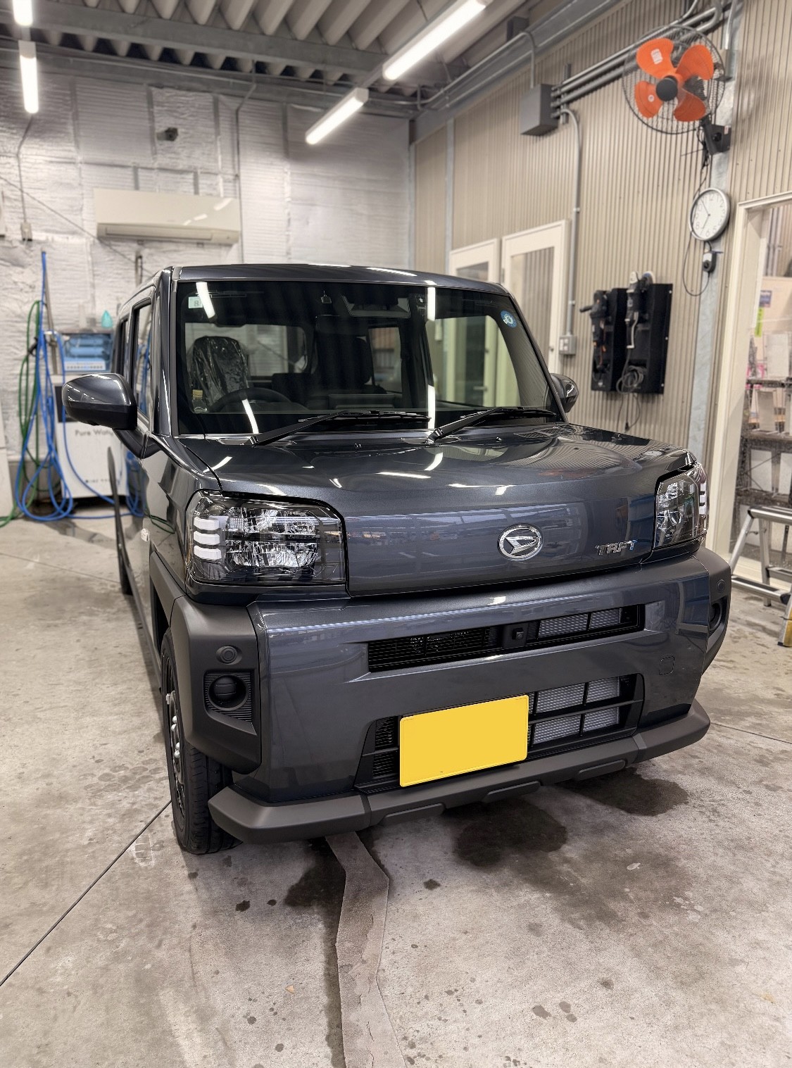 グレーのダイハツタフトにクリスタルキーパーと全面フッ素を施工