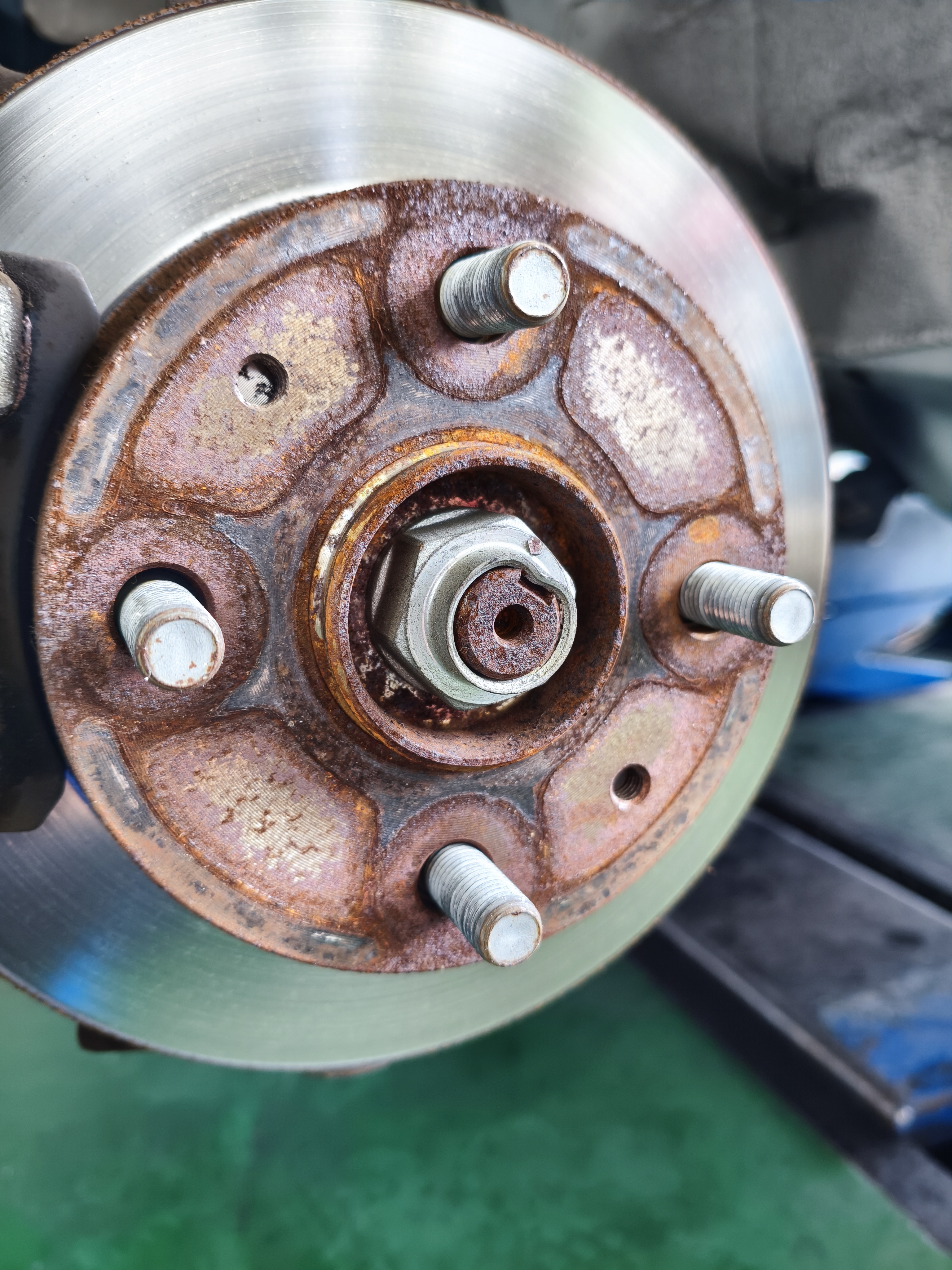 冬のプリウスオイル交換とタイヤ点検で快適ドライブをサポート🚗