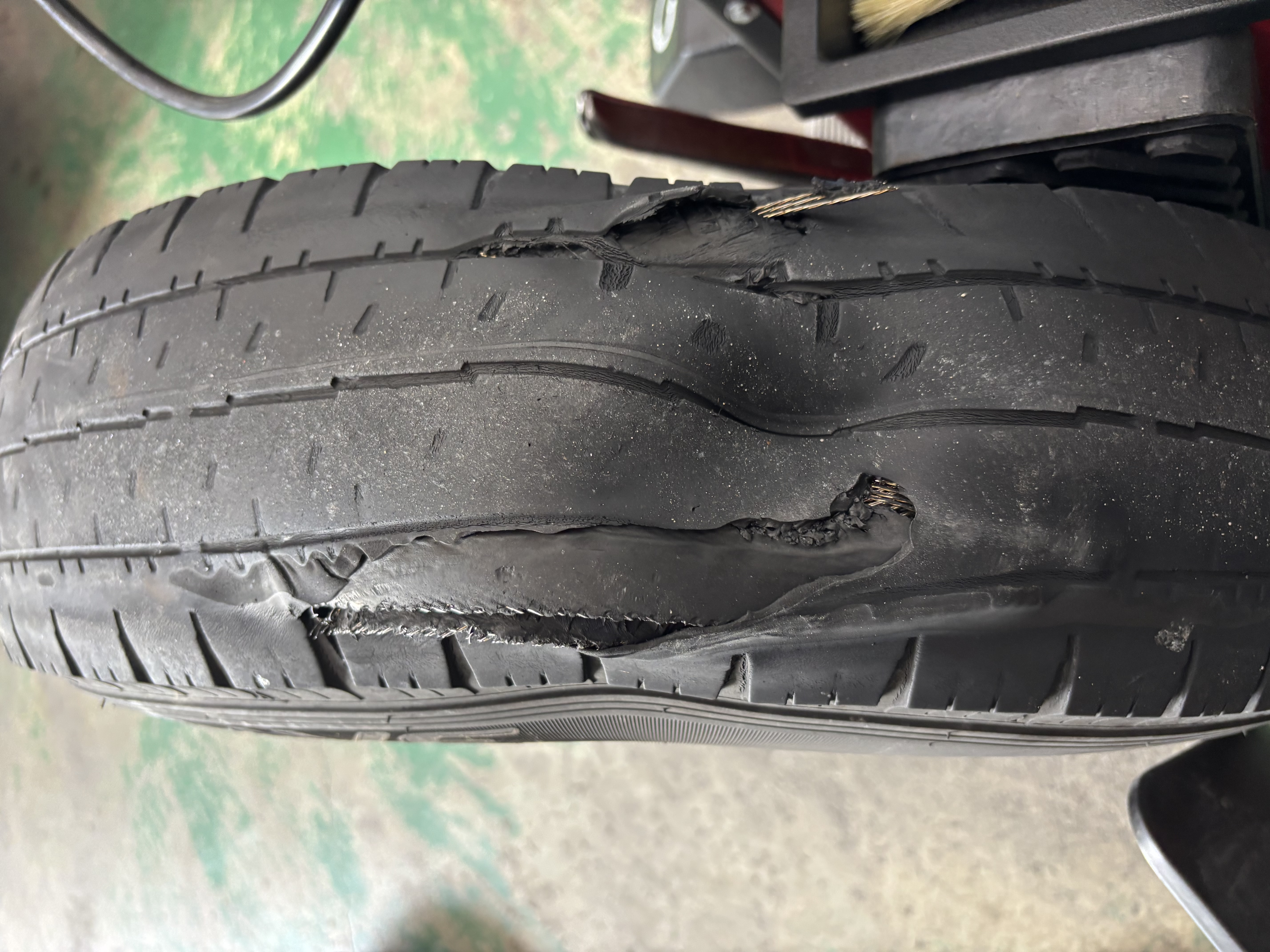 高速道路でタイヤバースト😱