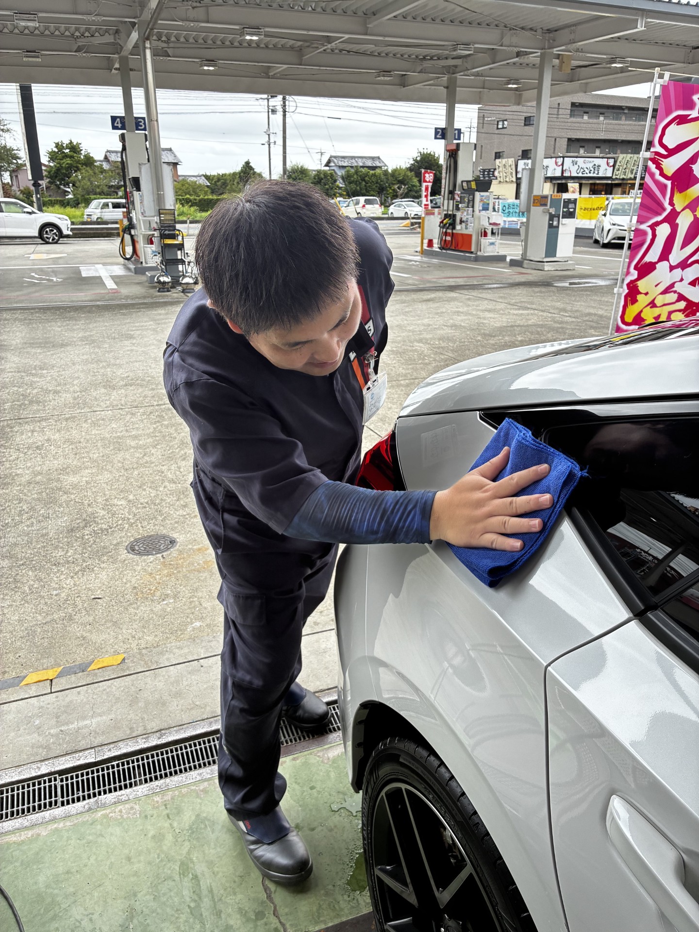 セルフ磐田一言SSでホンダ　シビックにフレッシュキーパーの部分施工を行うスタッフ