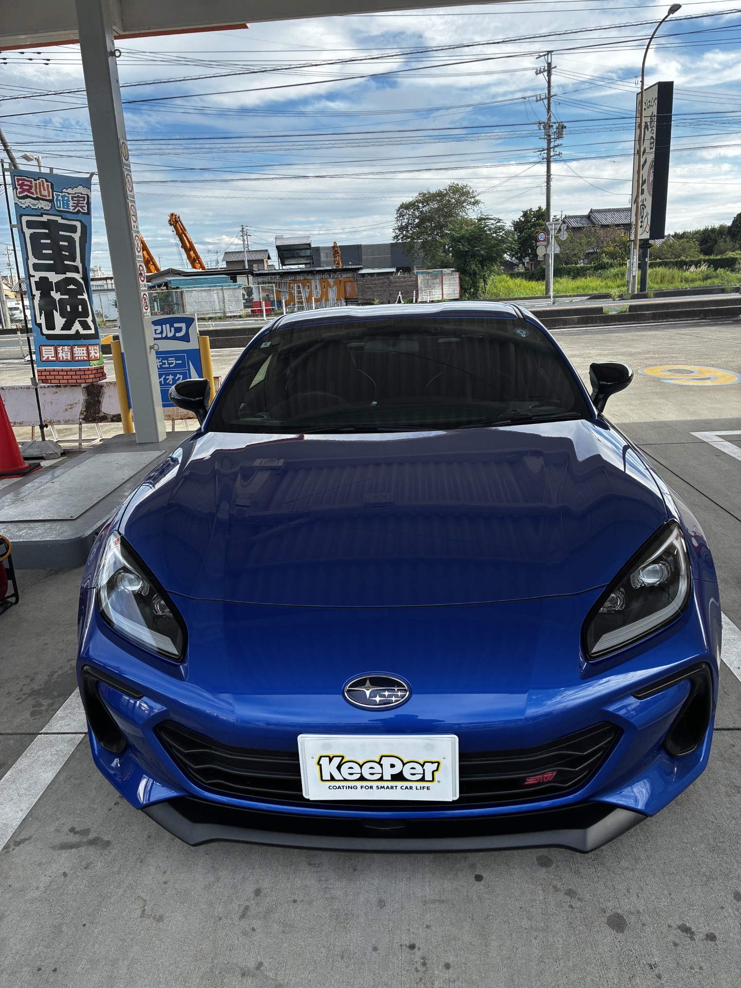 青のスバルBRZに細密研磨して、クリスタルキーパーを施工したつやのあるボディ