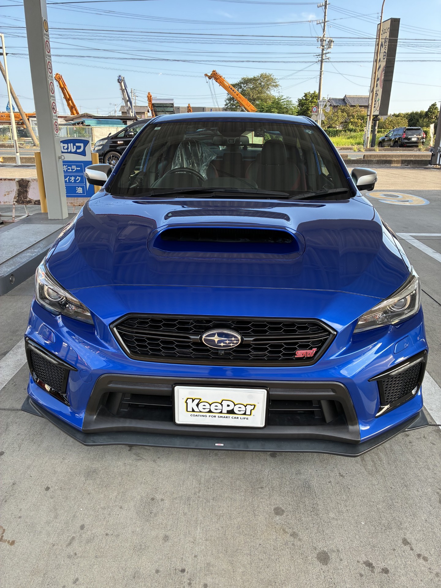 青のWRXにフレッシュキーパーを施工した後の光沢のあるボディ