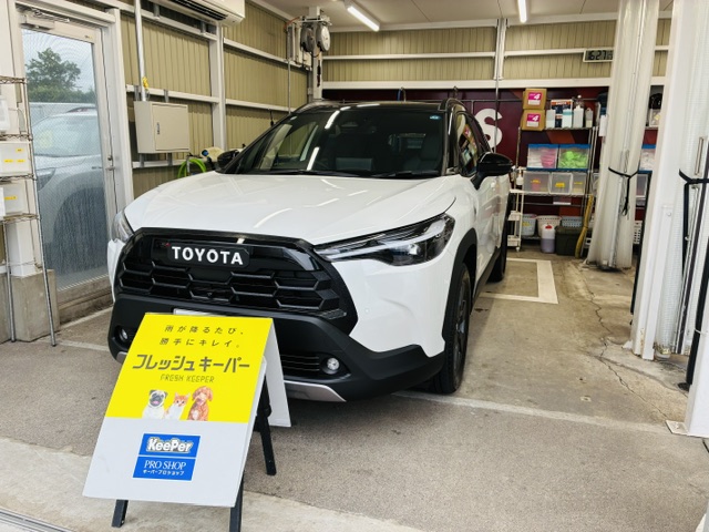 白いトヨタ　カローラクロスにフレッシュキーパーを施工した後の光沢のあるボディ