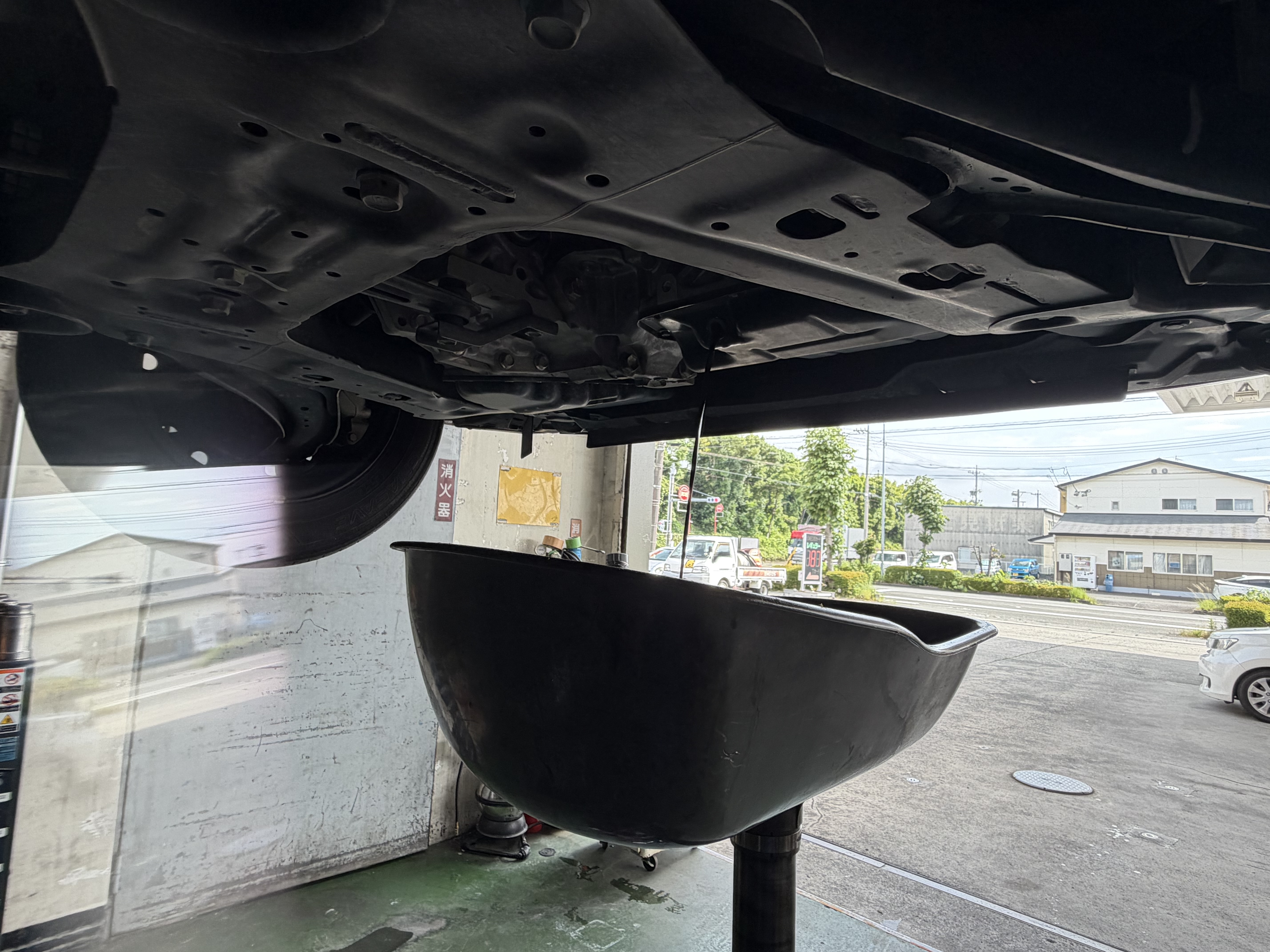 曇り空の静岡から車メンテ術を伝授 オイル交換とヘッドライト保護✨