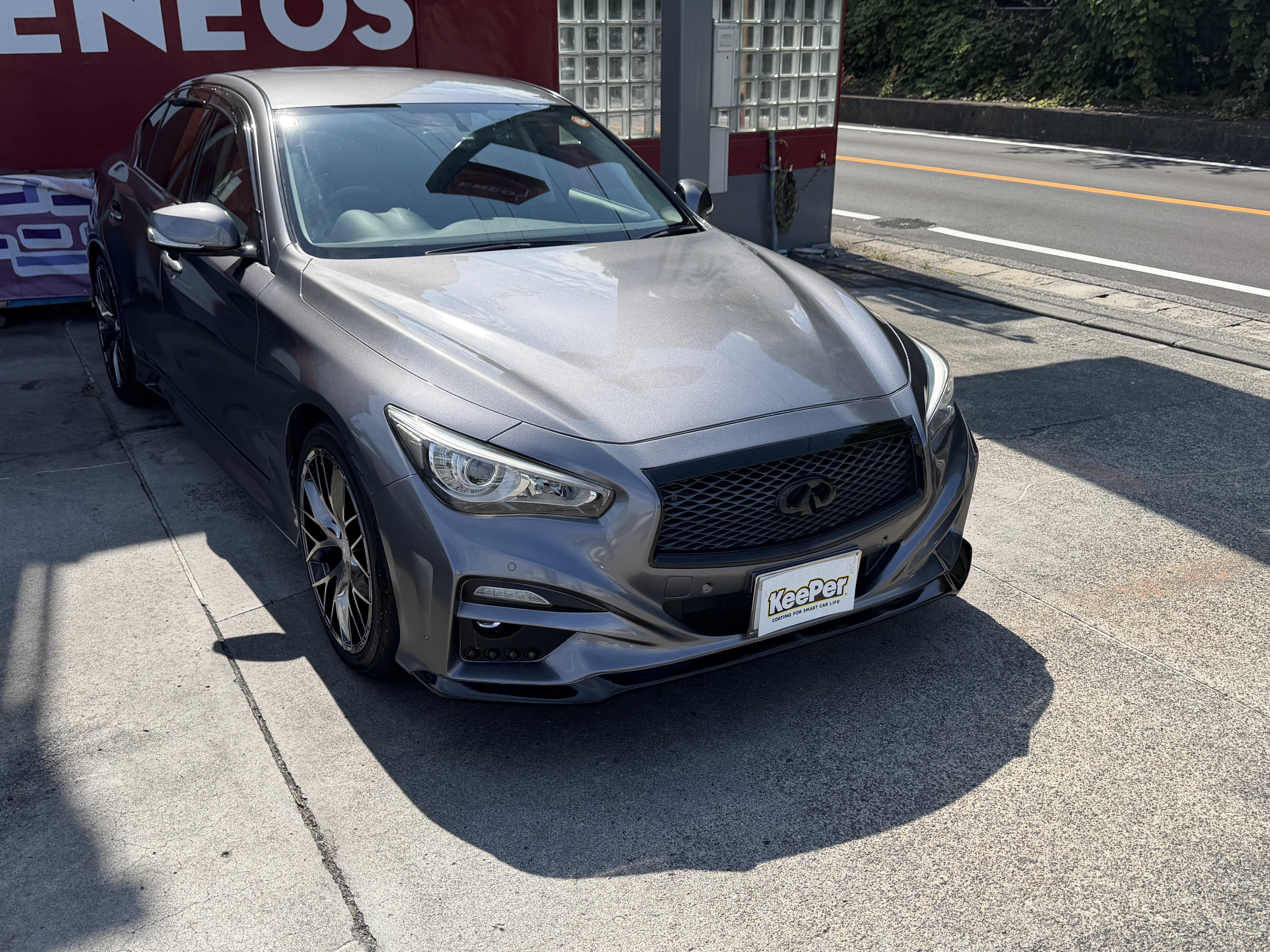 シルバー日産/スカイラインにフレッシュキーパーを施行した後の光沢のあるボディ