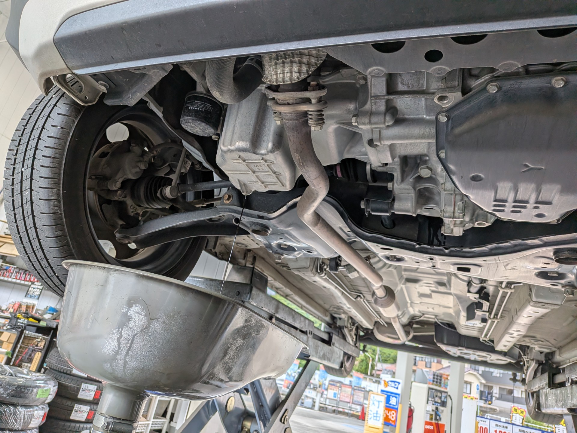 ルート１掛川TSでスズキハスラーのエンジンオイル交換作業中