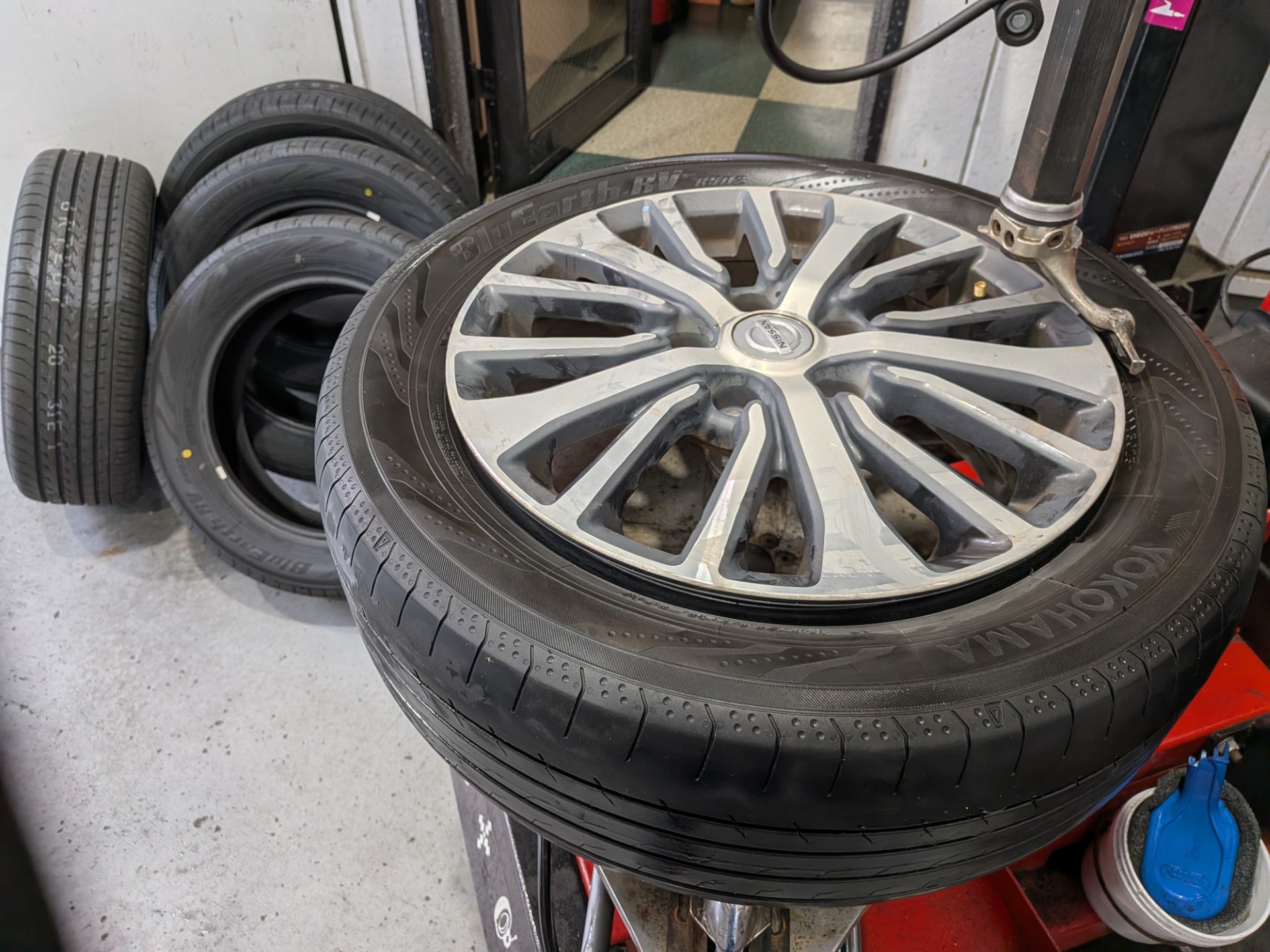 ルート１掛川TSで日産/セレナのタイヤ交換作業中