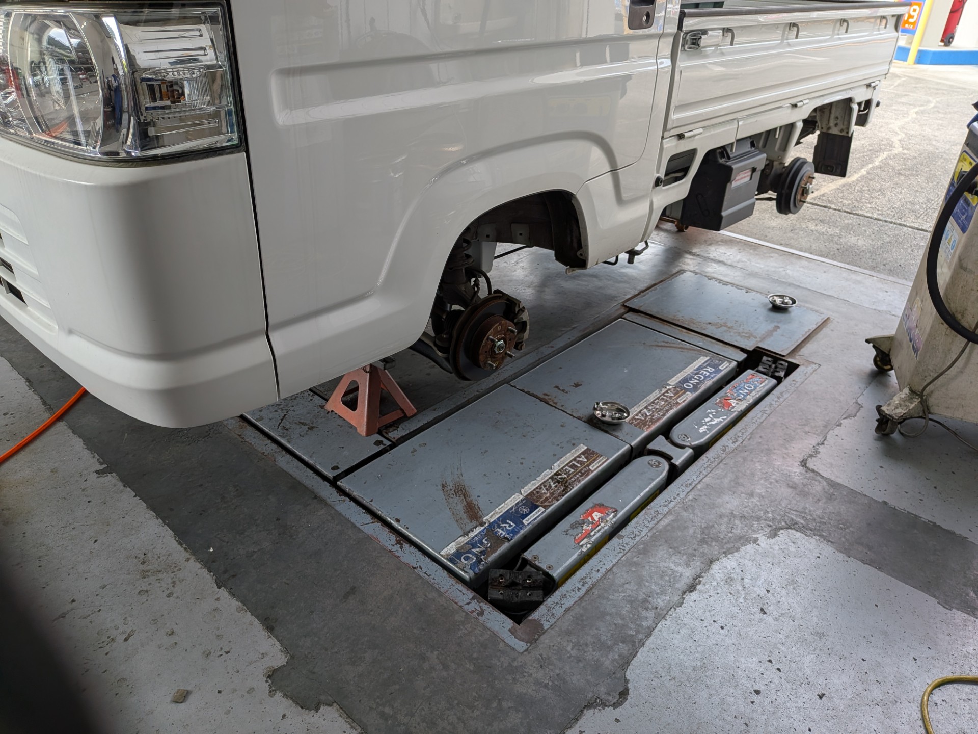 ルート１掛川TSでホンダ/アクティのタイヤ交換作業中