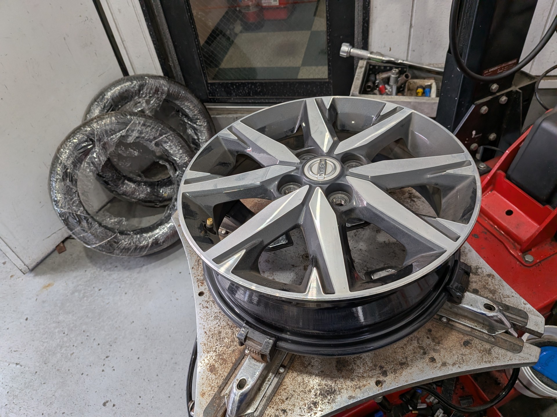 ルート１掛川TSで日産/ルークスのタイヤ交換作業中