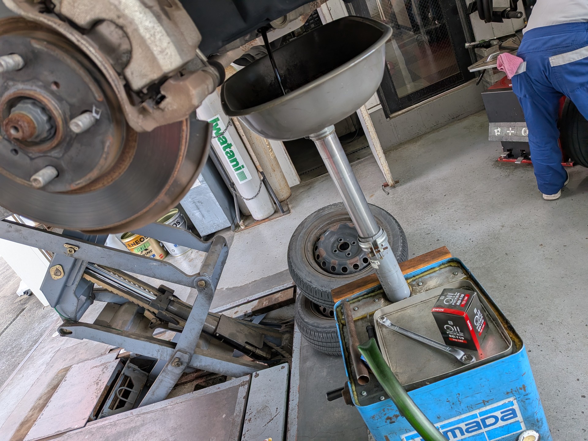 トヨタヴィッツピット作業　掛川市八坂ENEOSウイングルート１掛川TS🚗