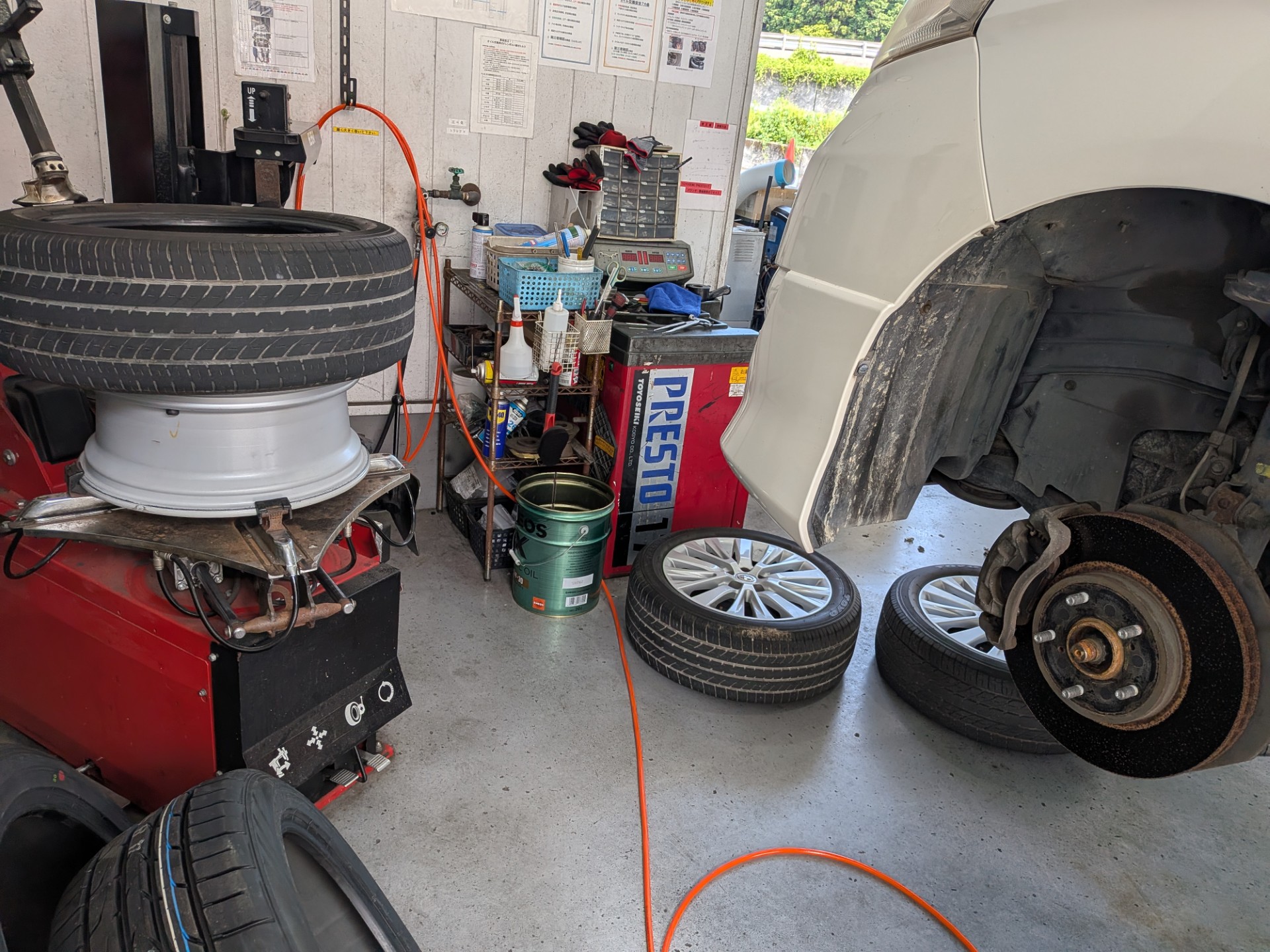 ルート１掛川TSでトヨタアルファードのタイヤ交換作業をしているところ