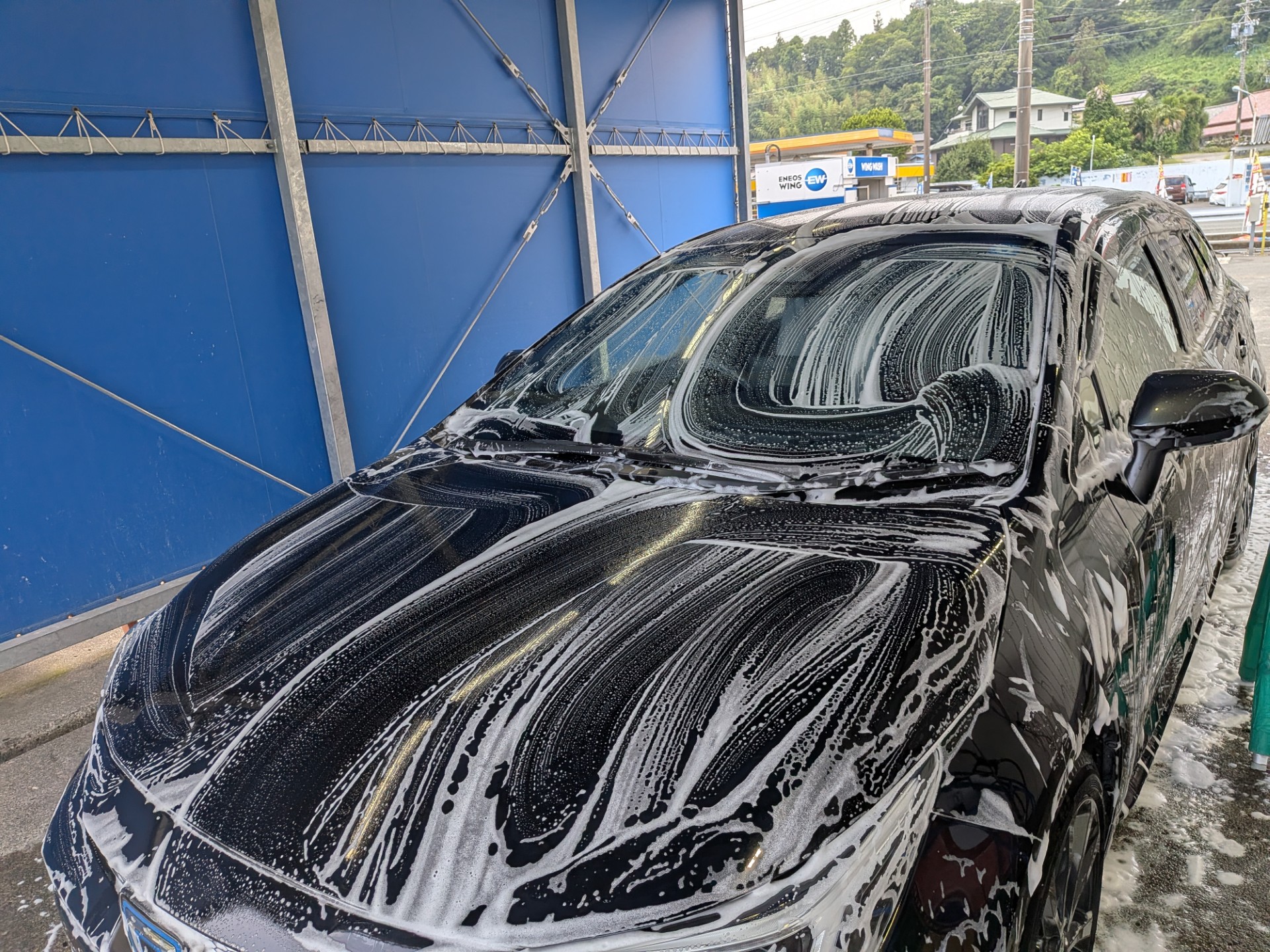 ルート１掛川TSでミネラルオフの下処理として手洗い洗車をしているところ