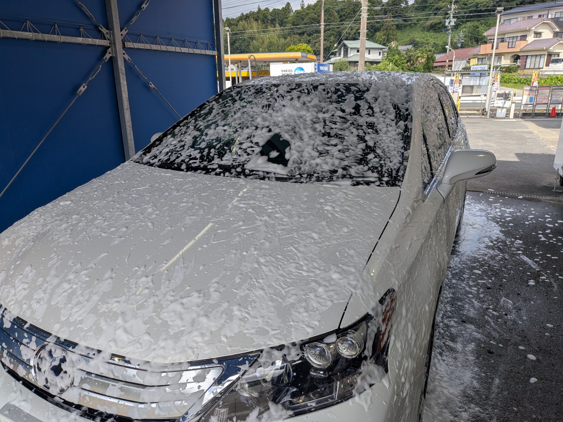 ルート１掛川TSでLEXUS　HSの手洗い洗車をしているところ