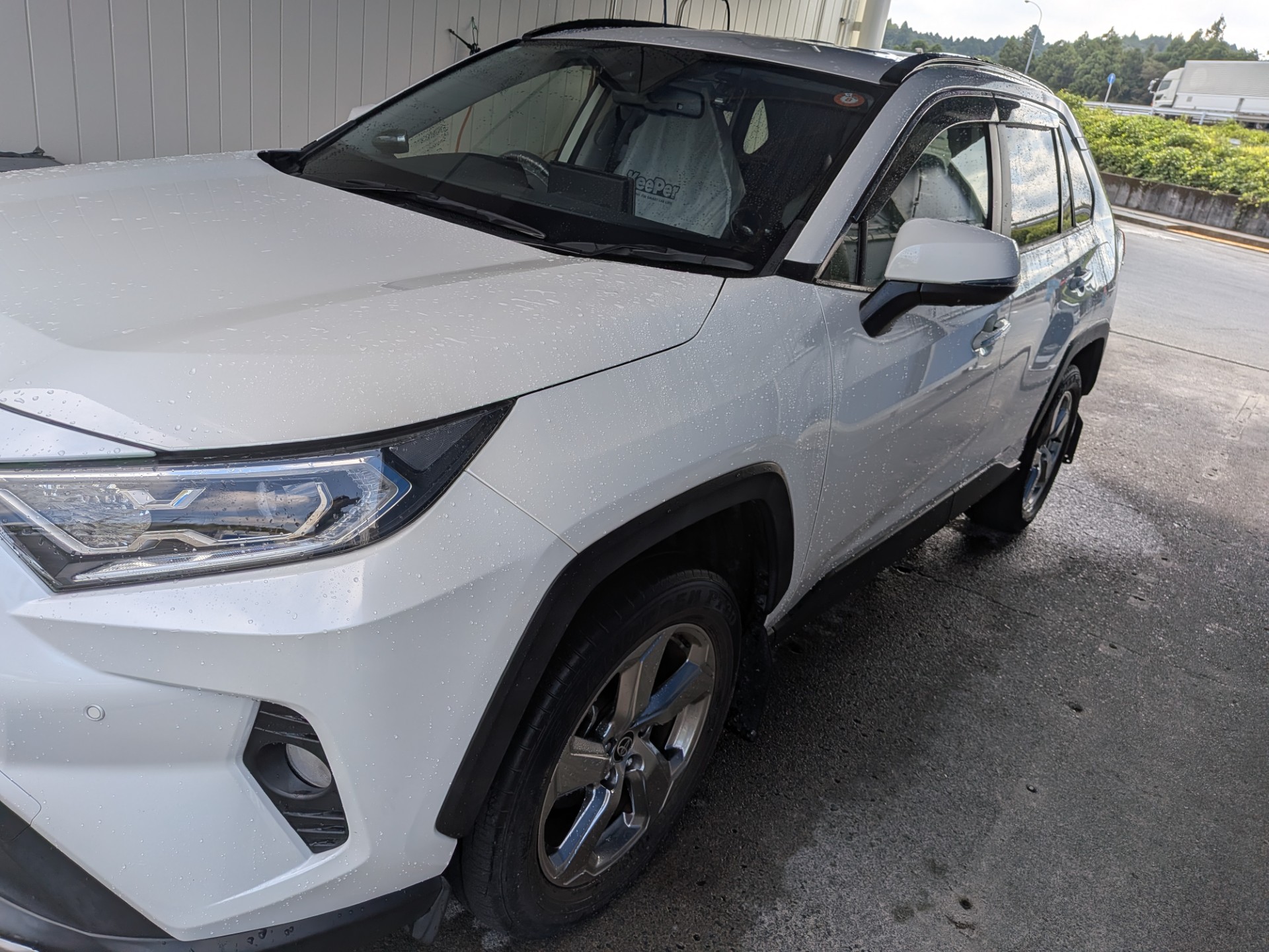 ルート１掛川TSでトヨタ/RAV4のコーティング後６か月点検洗車中