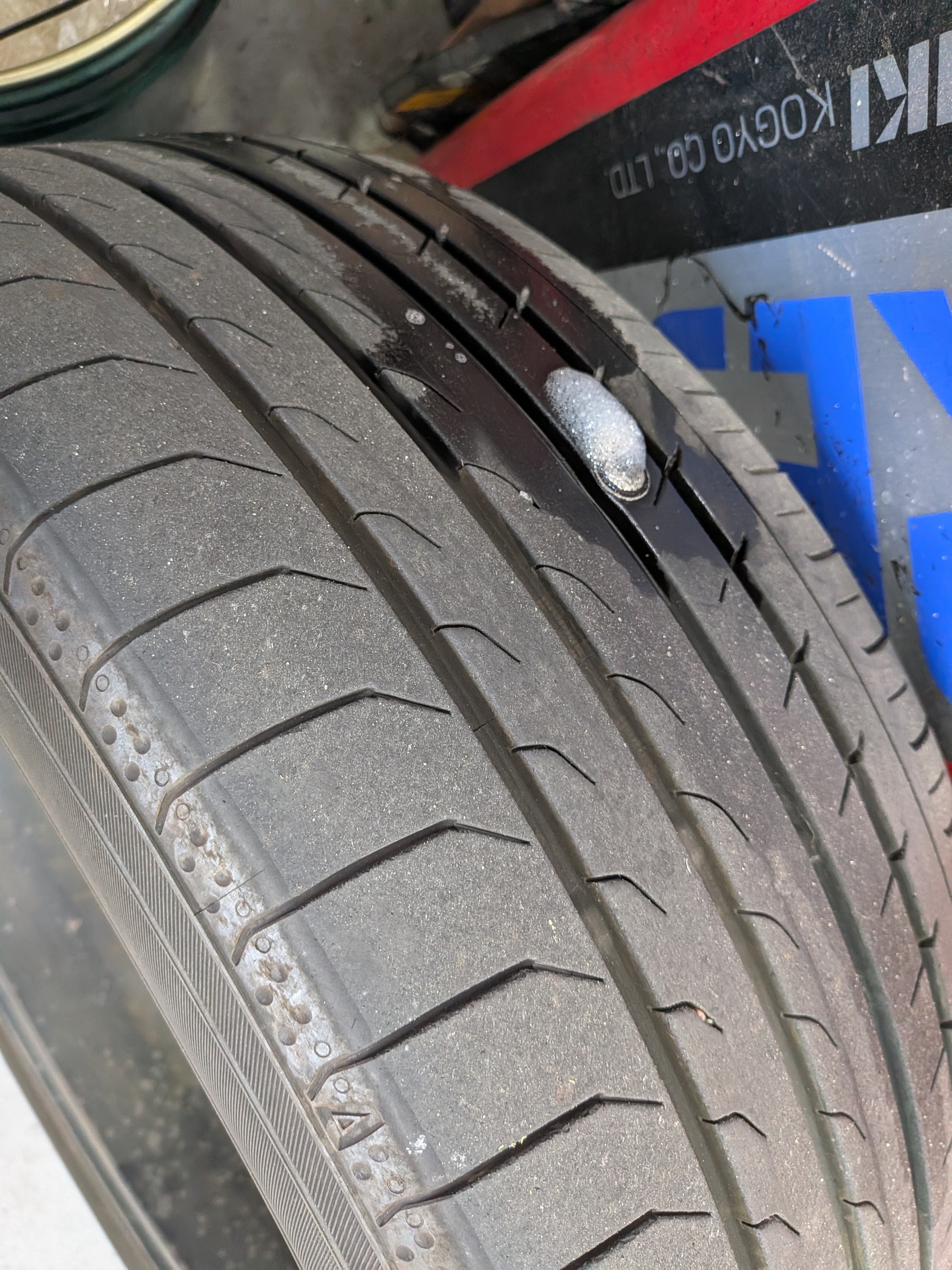 タイヤに釘が刺さっているのを発見👍