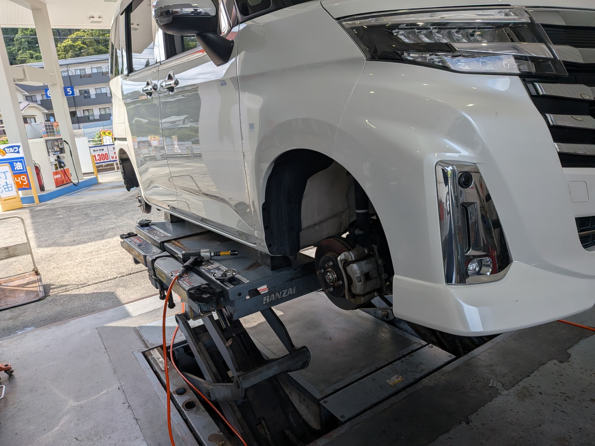 ルート１掛川TSでトヨタ/ルーミーのタイヤ交換作業中