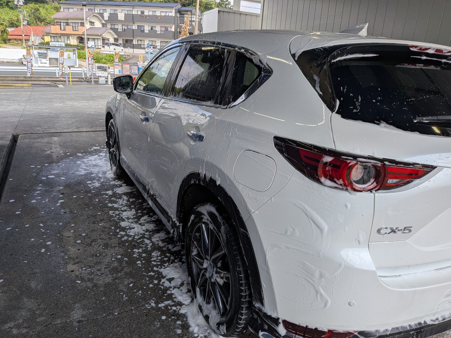 ルート１掛川TSでマツダCX5のコーティング６ヶ月点検洗車をしているところ