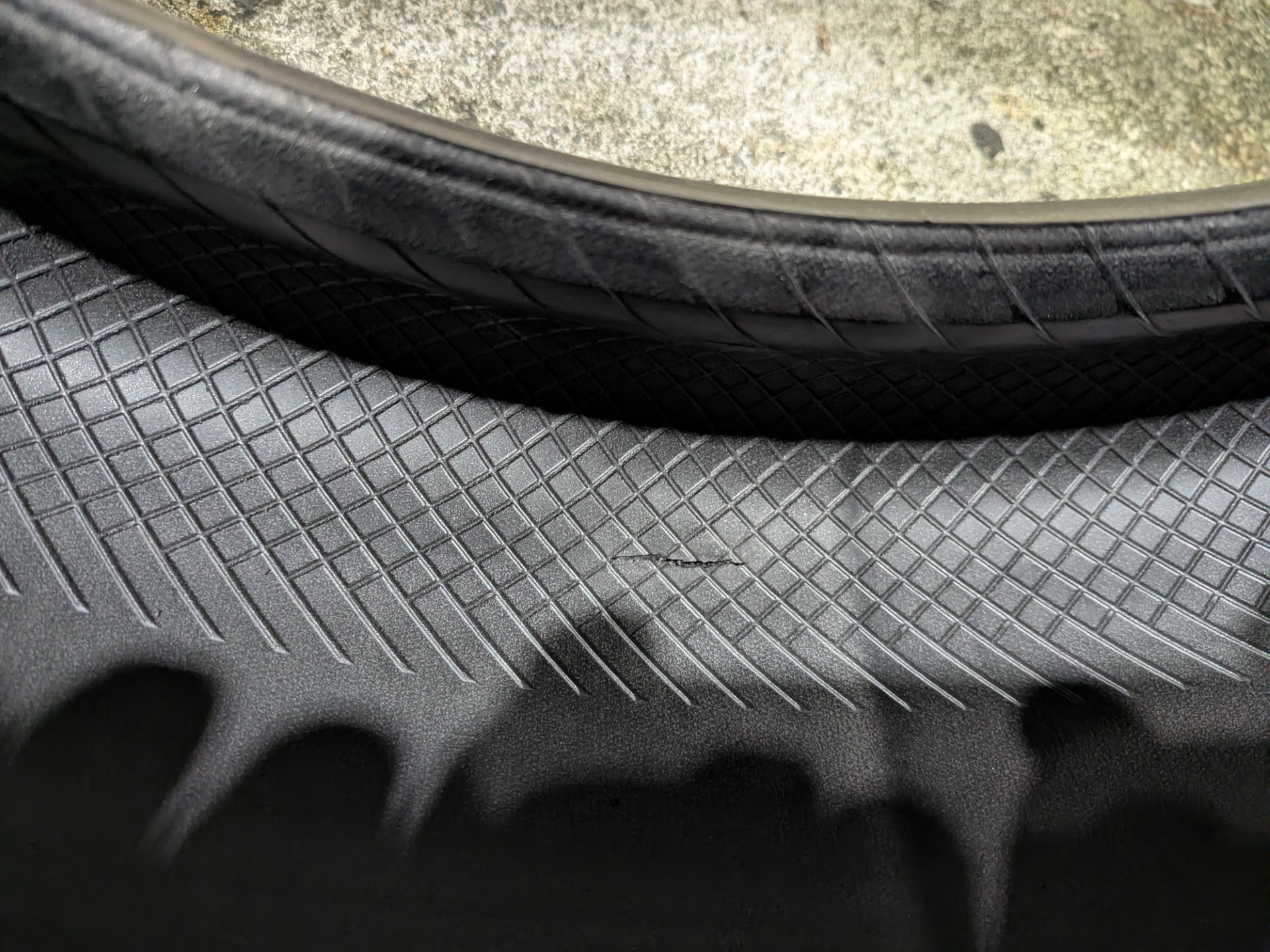 タイヤ内側の亀裂(; ･`д･´)‼