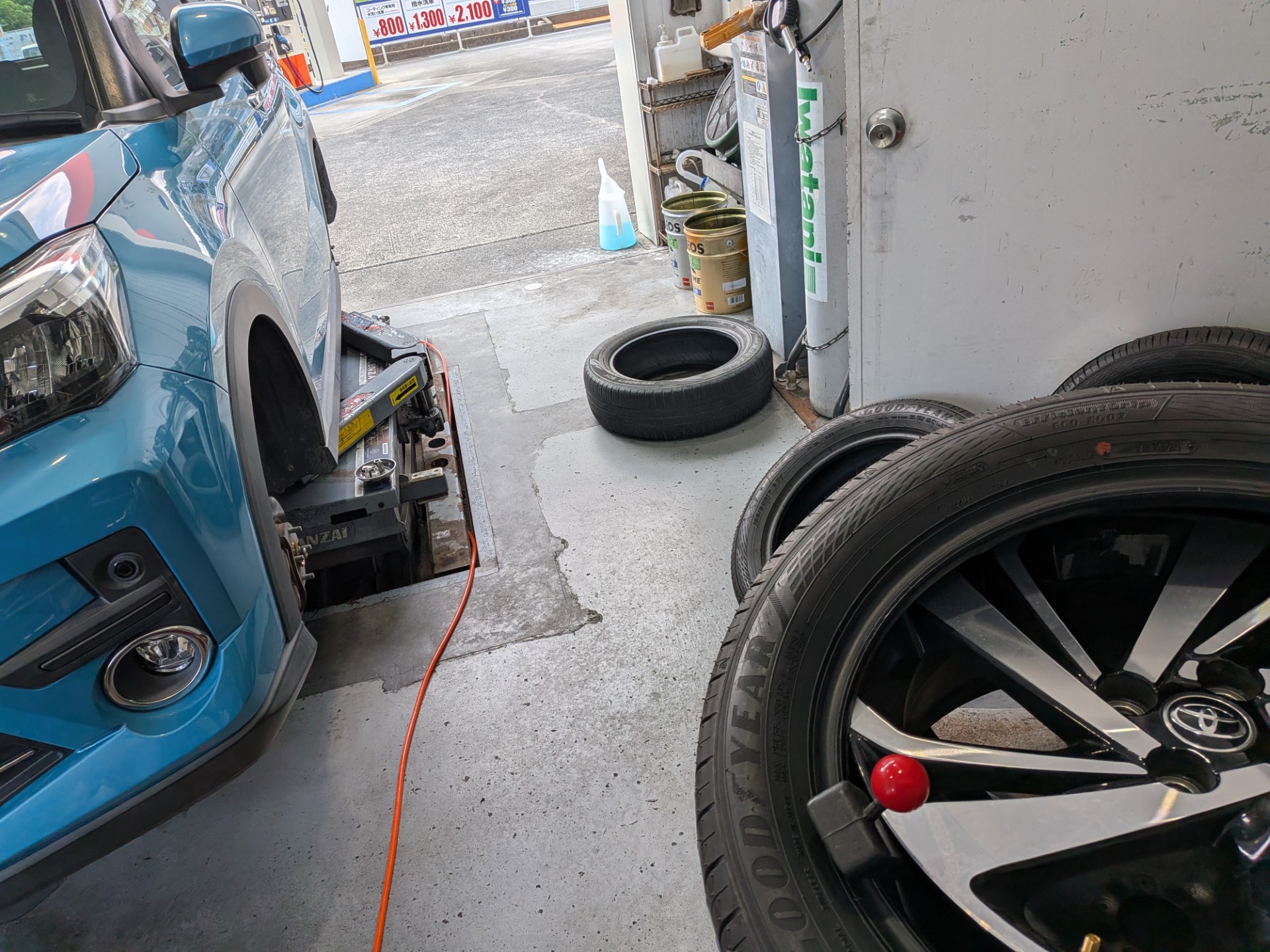 トヨタライズのタイヤ交換中