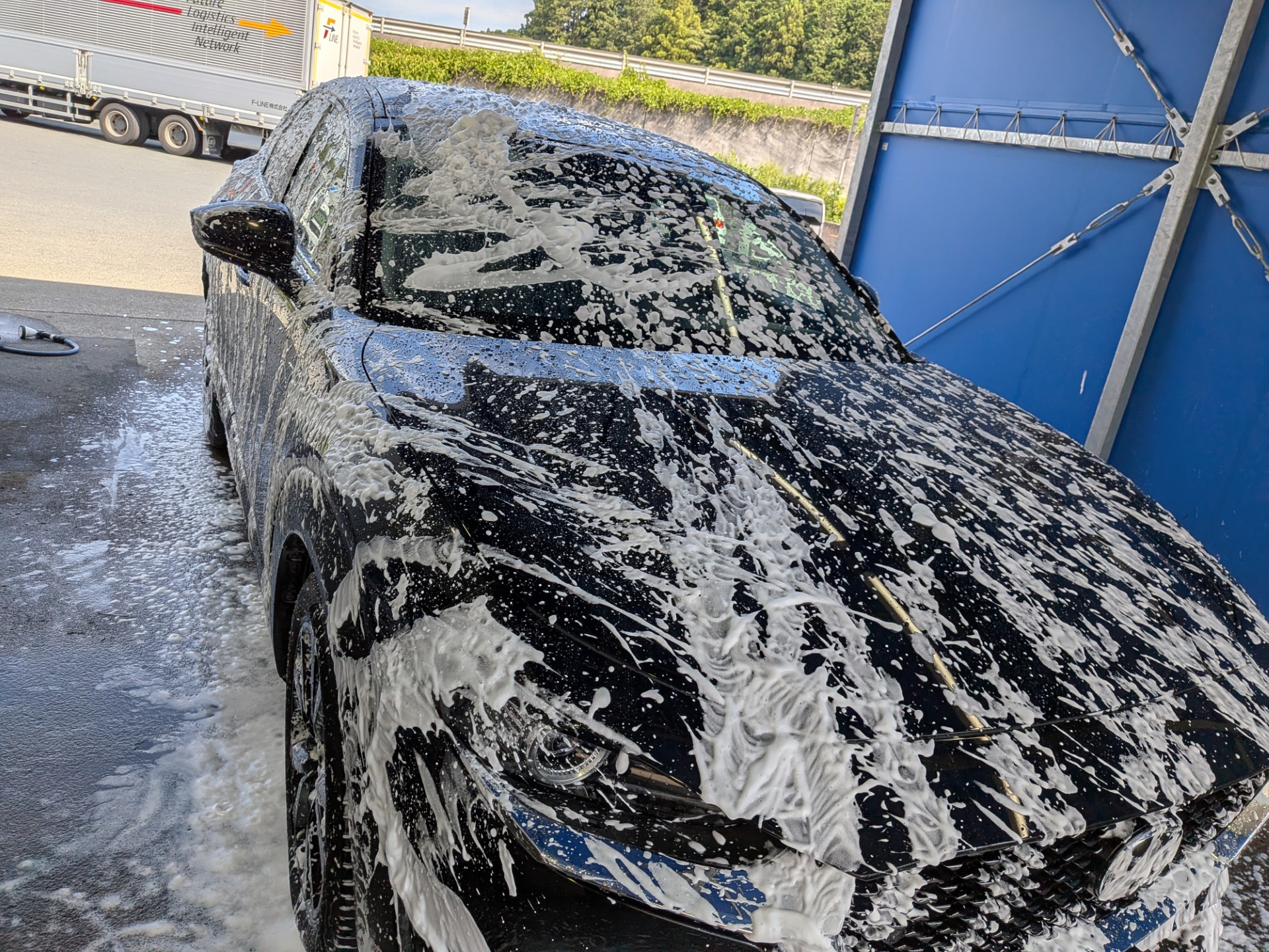 ルート１掛川TSでマツダCX30の手洗い洗車をしているところ
