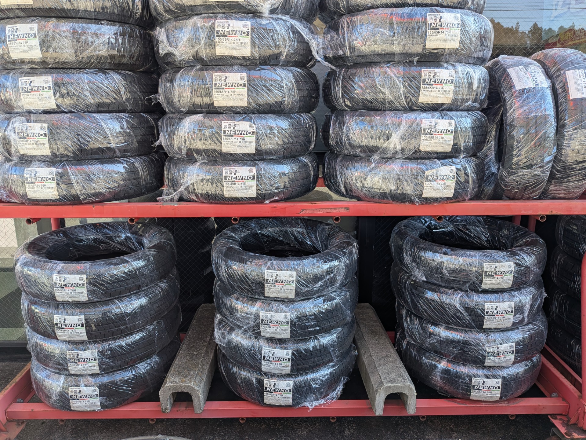 アウトレットタイヤ入荷🚗