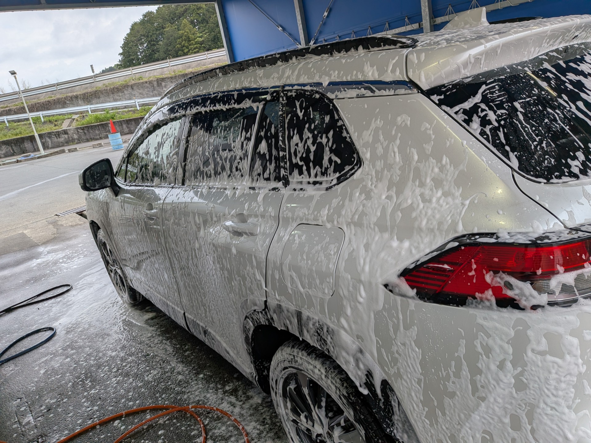手洗い洗車でカローラクロスをピカピカに🚗✨