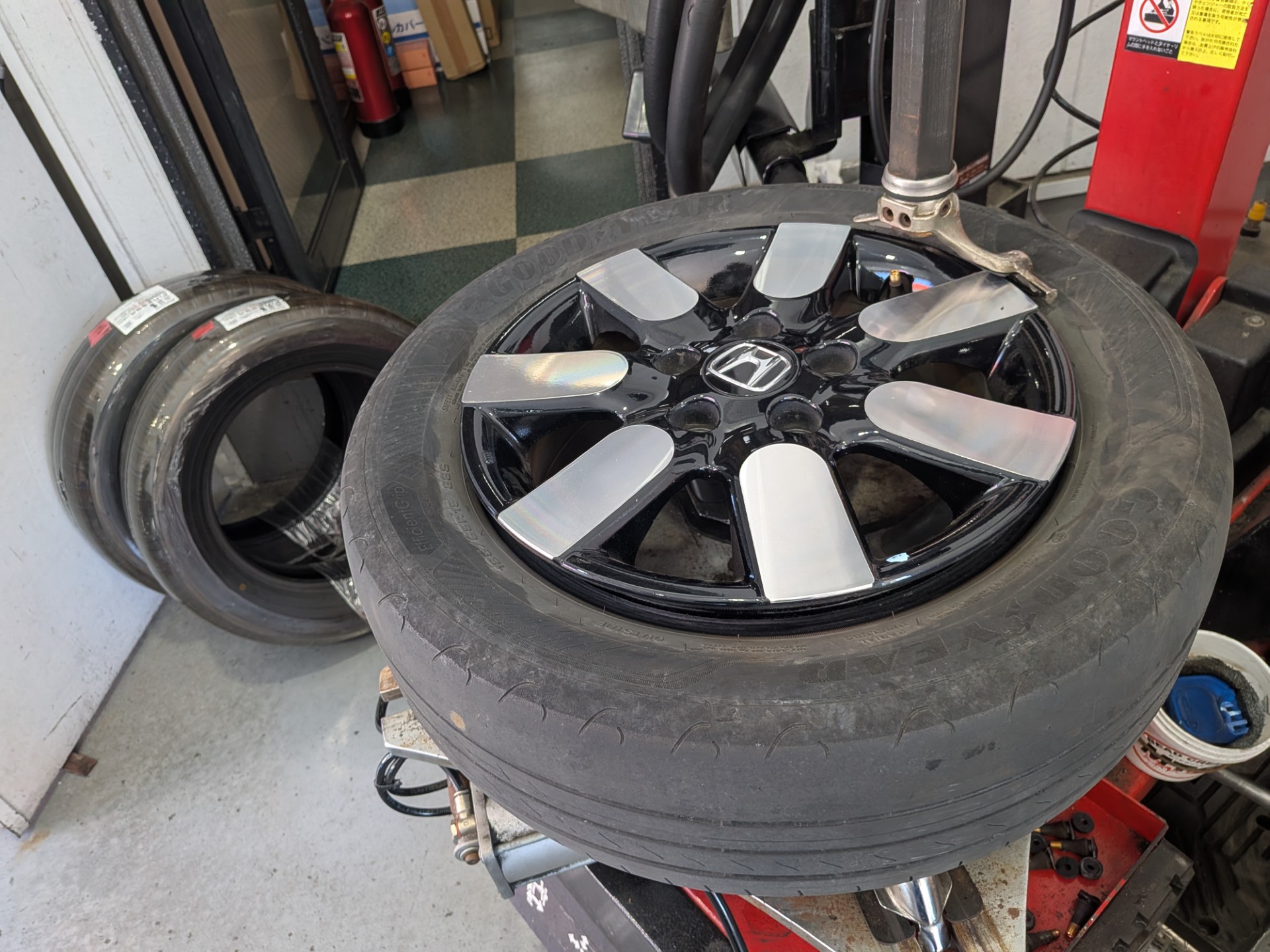 ルート１掛川TSでホンダ/フリードのタイヤ交換作業中