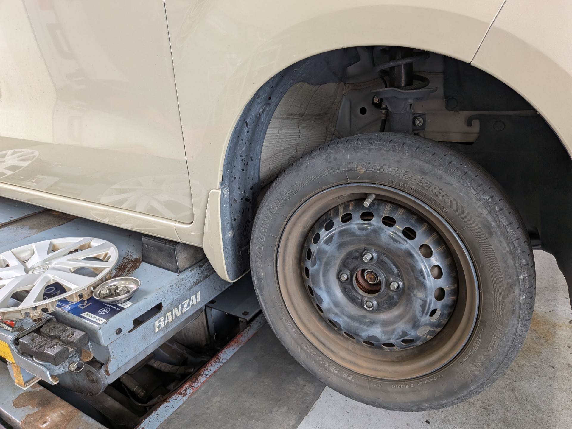 ホンダNBOXタイヤ交換　掛川市八坂ENEOSウイングルート１掛川TS🚗