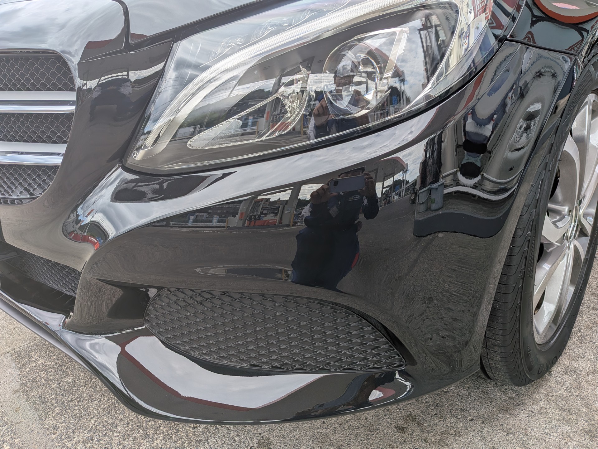 ルート１掛川TSでリペア作業をしたメルセデスベンツC300のリペア後キレイになったフロントバンパー