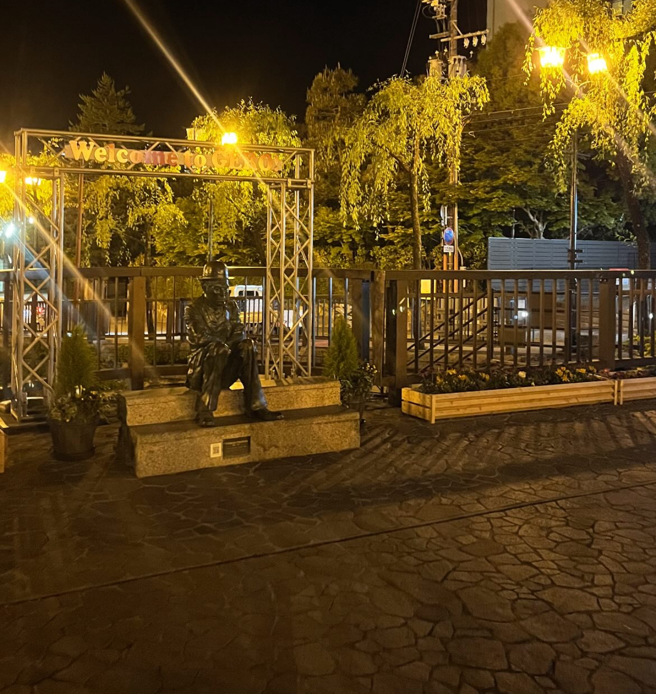 夜の下呂でチャップリン銅像と写真撮影 温泉街の魅力を満喫