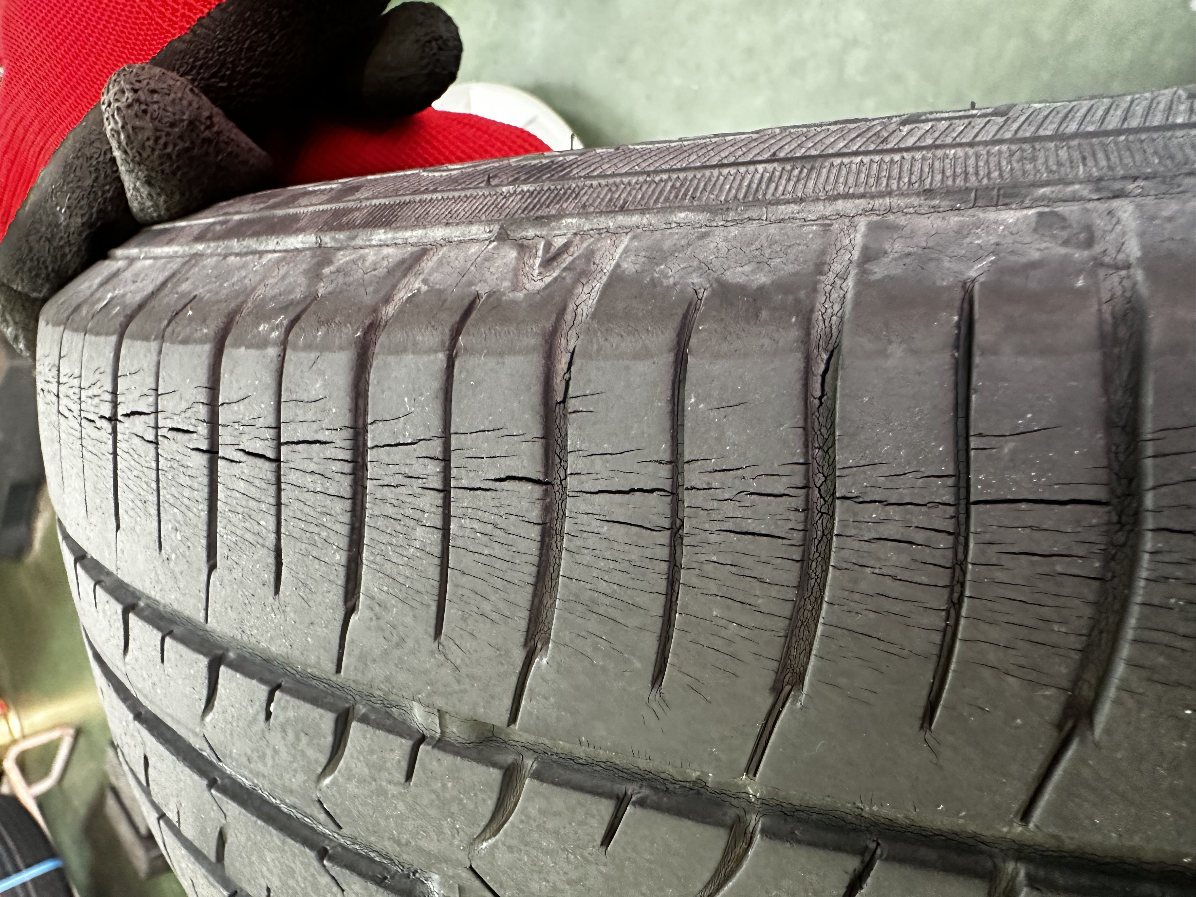 冬のタイヤひび割れ対策と無料点検で安心ドライブをサポート🚗