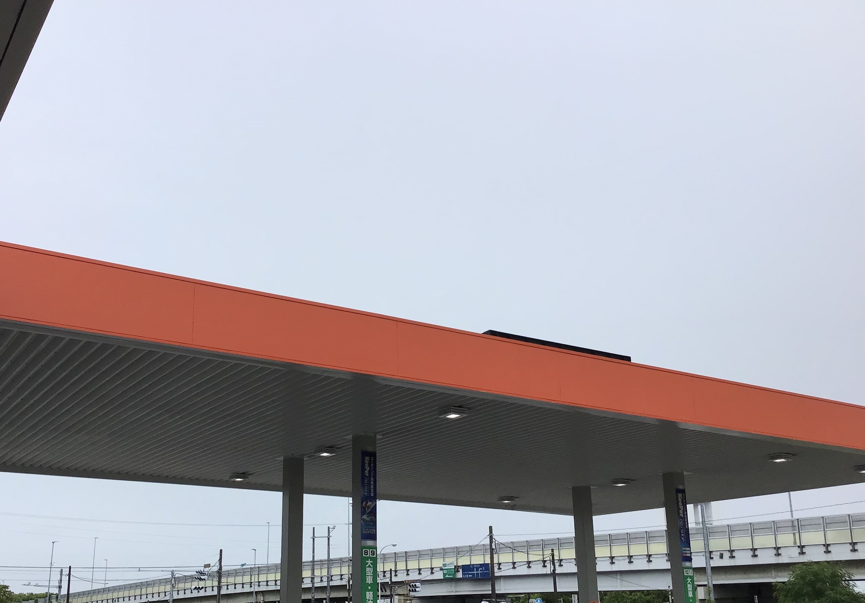 雨の日も安心 車のオイル交換とタイヤ交換ポイント解説🚗