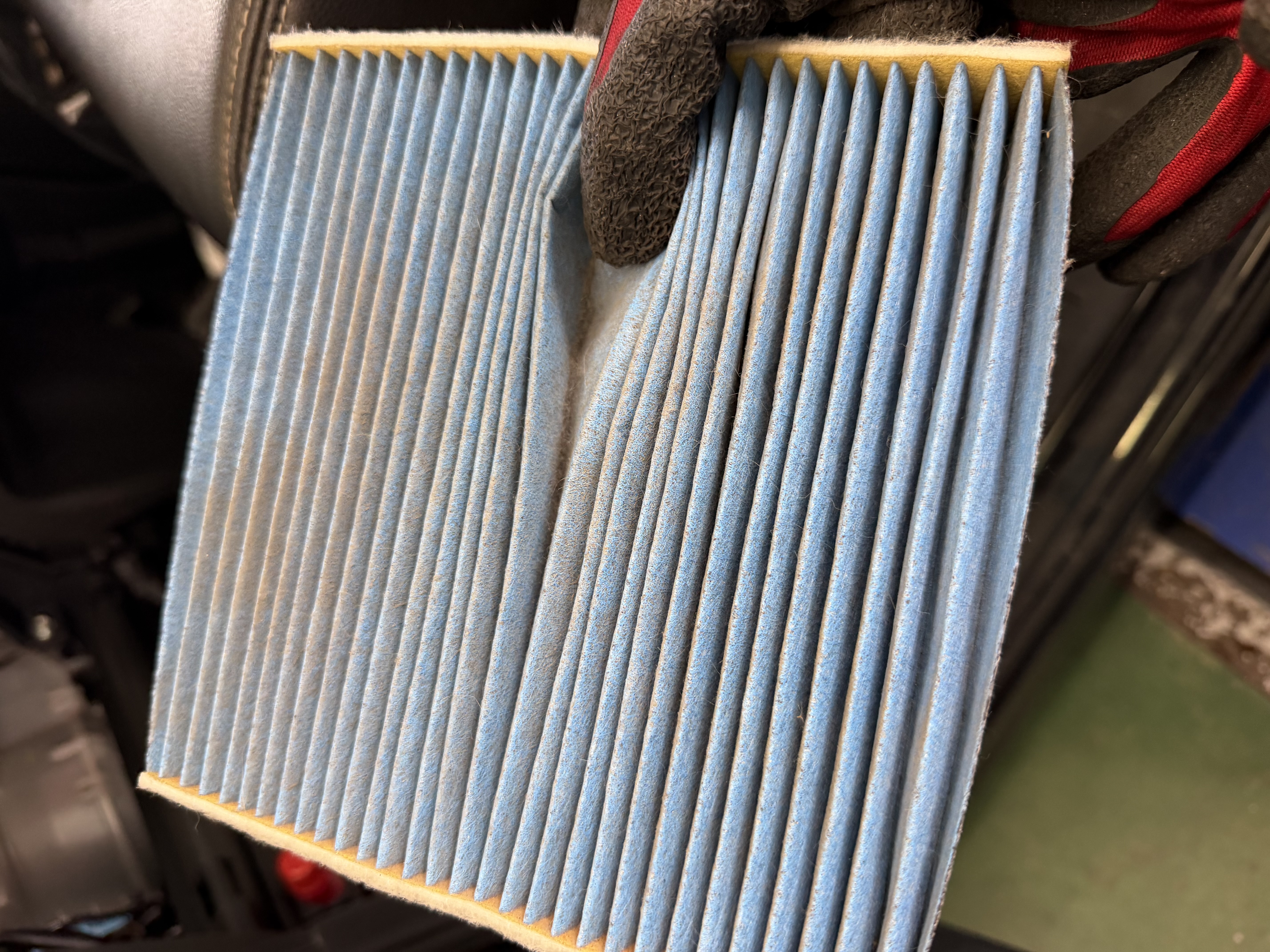 春の快適ドライブに必須！エアコンフィルター交換のすすめ🌸