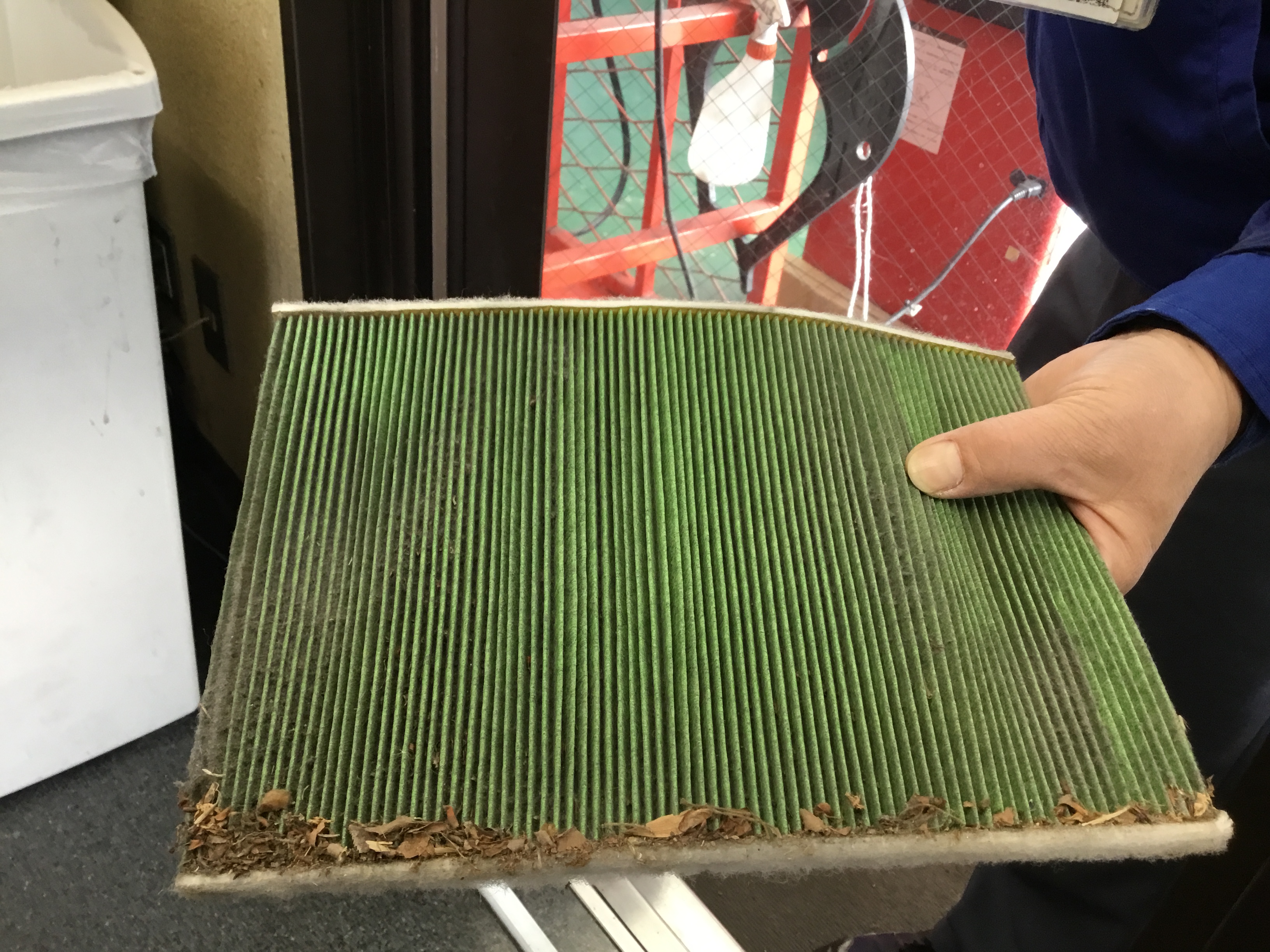 セルフ各務原インターSSでは乗用車にエアコンフィルターの交換を行いました！