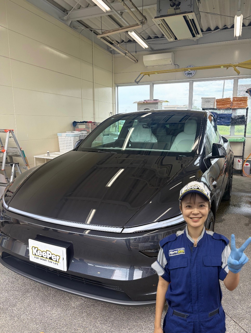 EXキーパープレミアムを施工後のテスラと、2024年キーパー全国チャンピオンの高橋美帆さんの写真