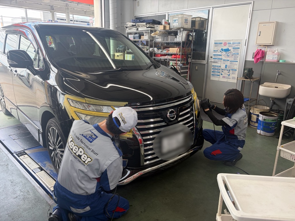 七宝下田のスタッフがヘッドライトの磨き中の様子
