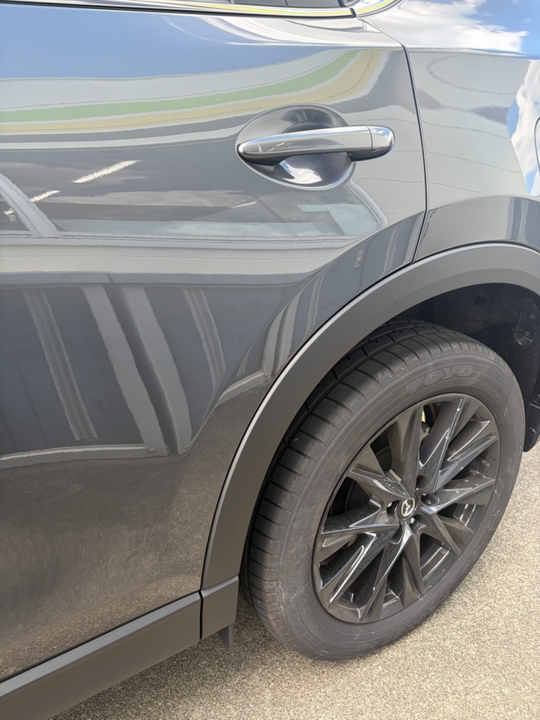 ガンメタマツダCX-5の左後部座席ドアの凹み傷を修理した施工前の状態