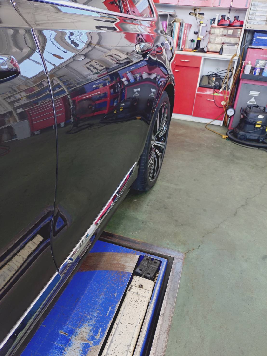 グレー色のボルボ　V90　左後ろドアに凹み傷を板金塗装で修理した状態