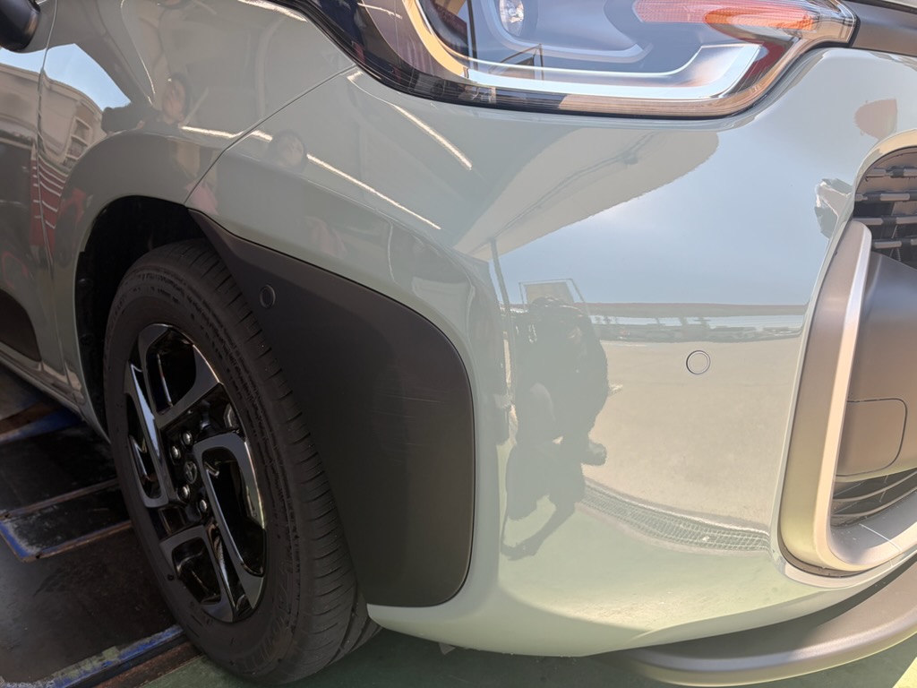 トヨタ　シエンタのフロントバンパー右側に凹み傷を板金塗装で修理した施工後の状態