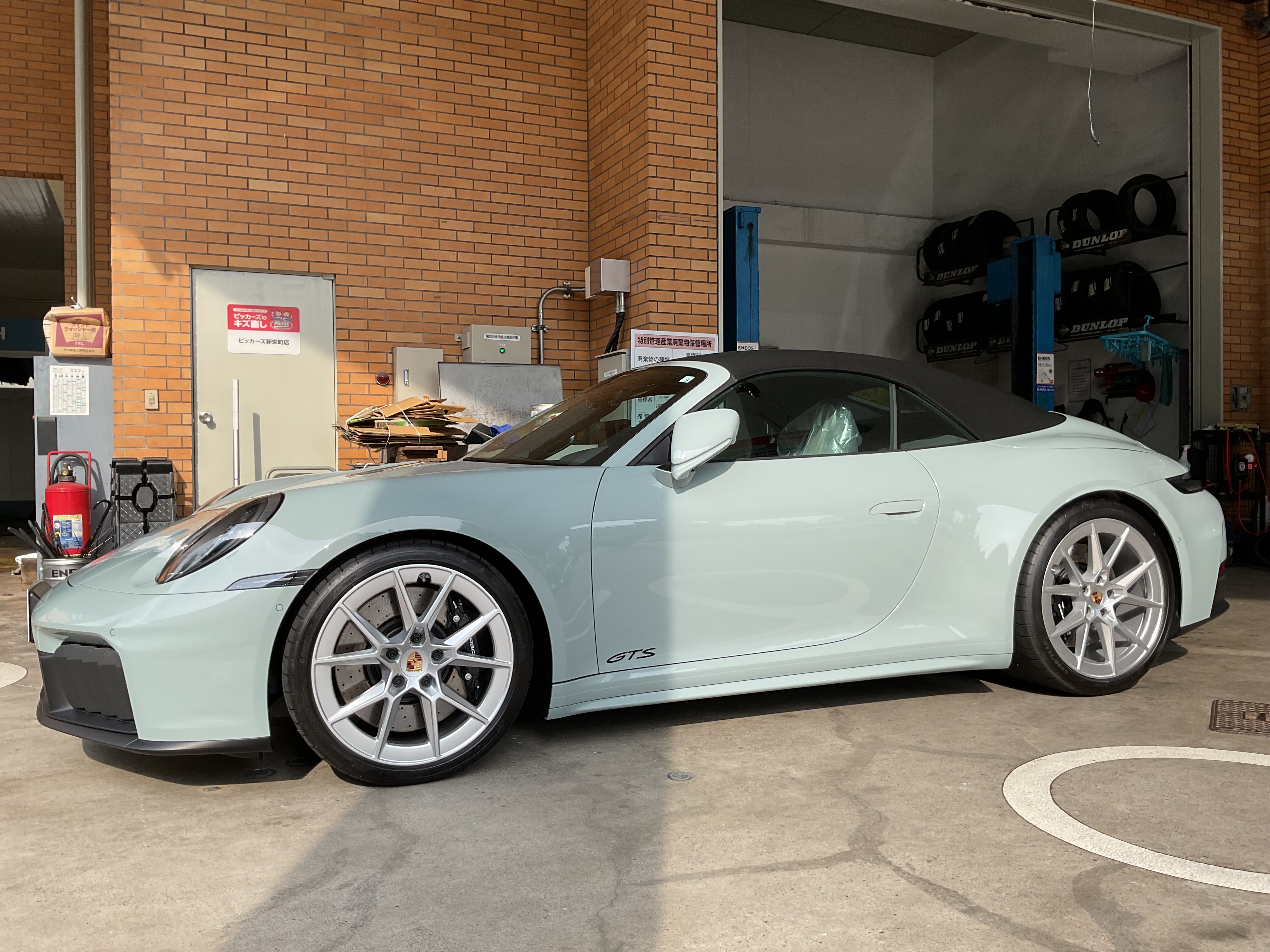 ポルシェ911にEXキーパーを施工した後のツヤのあるボディ
