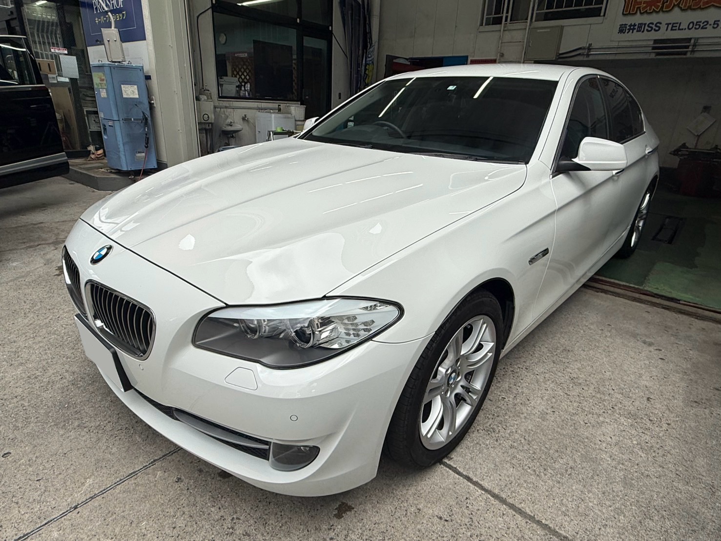 BMW5シリーズ中古車の輝きを守るコーティングとヘッドライト磨き✨