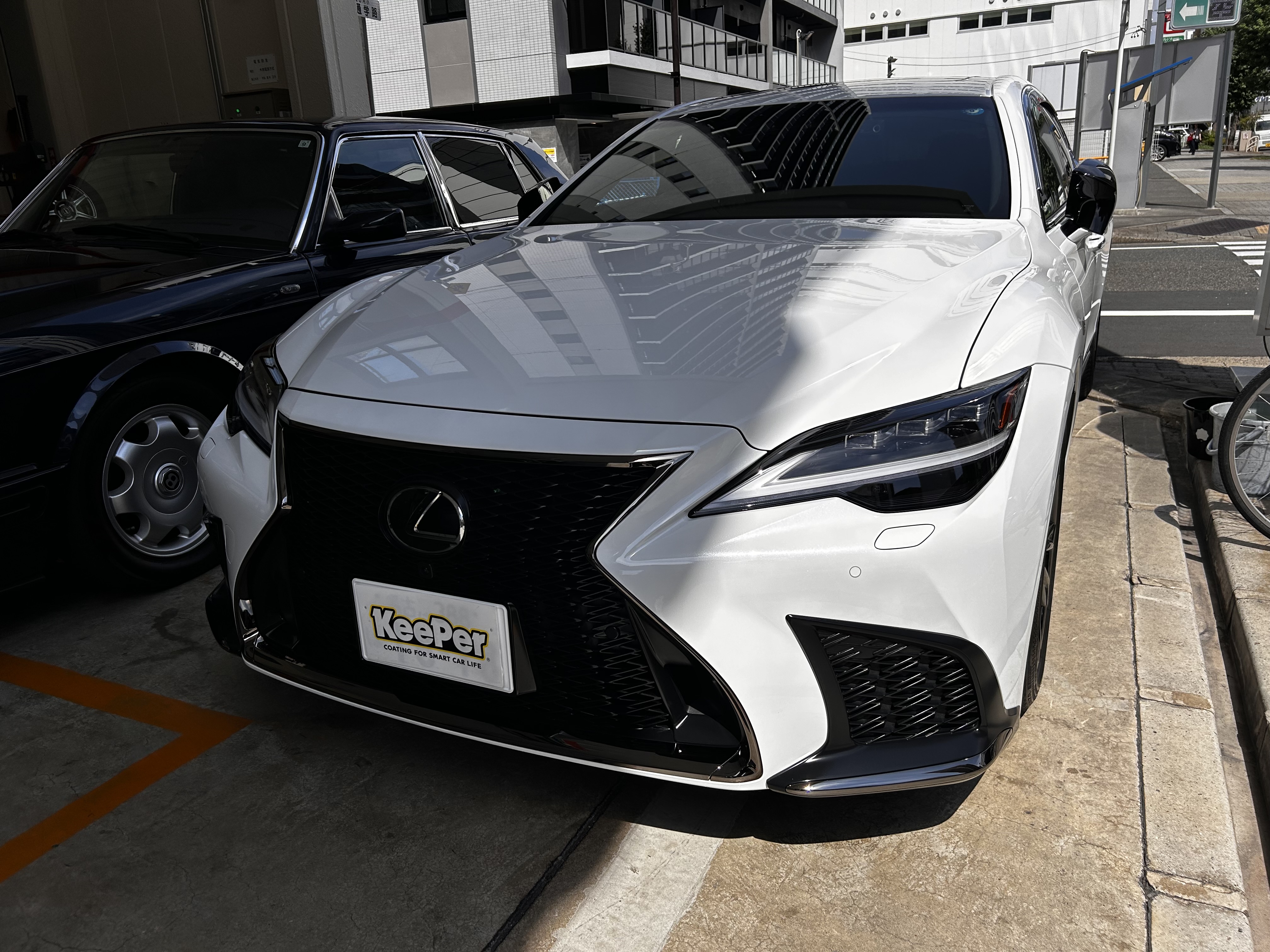 白いレクサスLSにエコダイヤキーパーがかかっているダイヤⅡキーパー施工前の状態