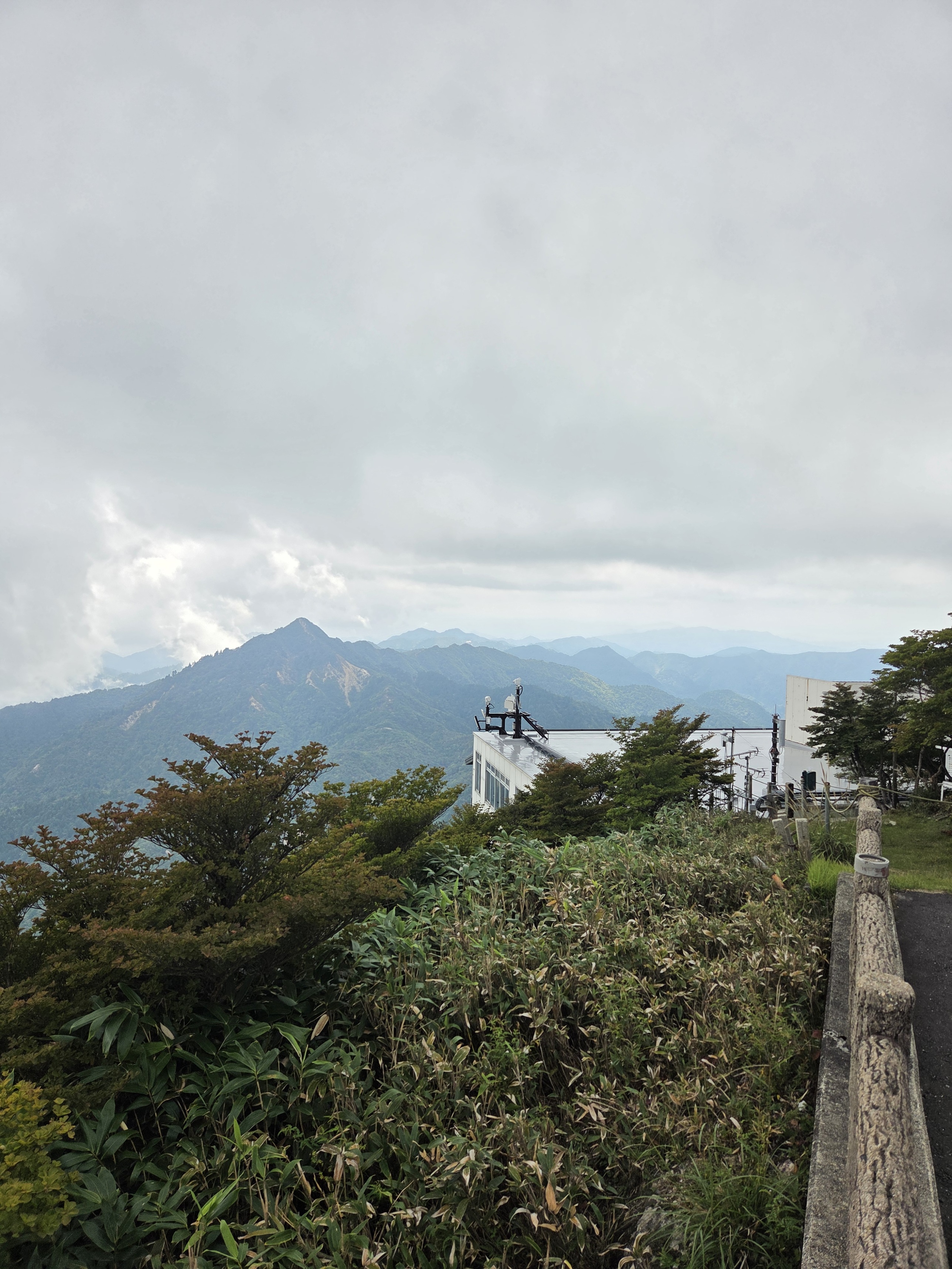 秋の雨対策に必見！ハイエースの空気圧とタイヤ点検🚗