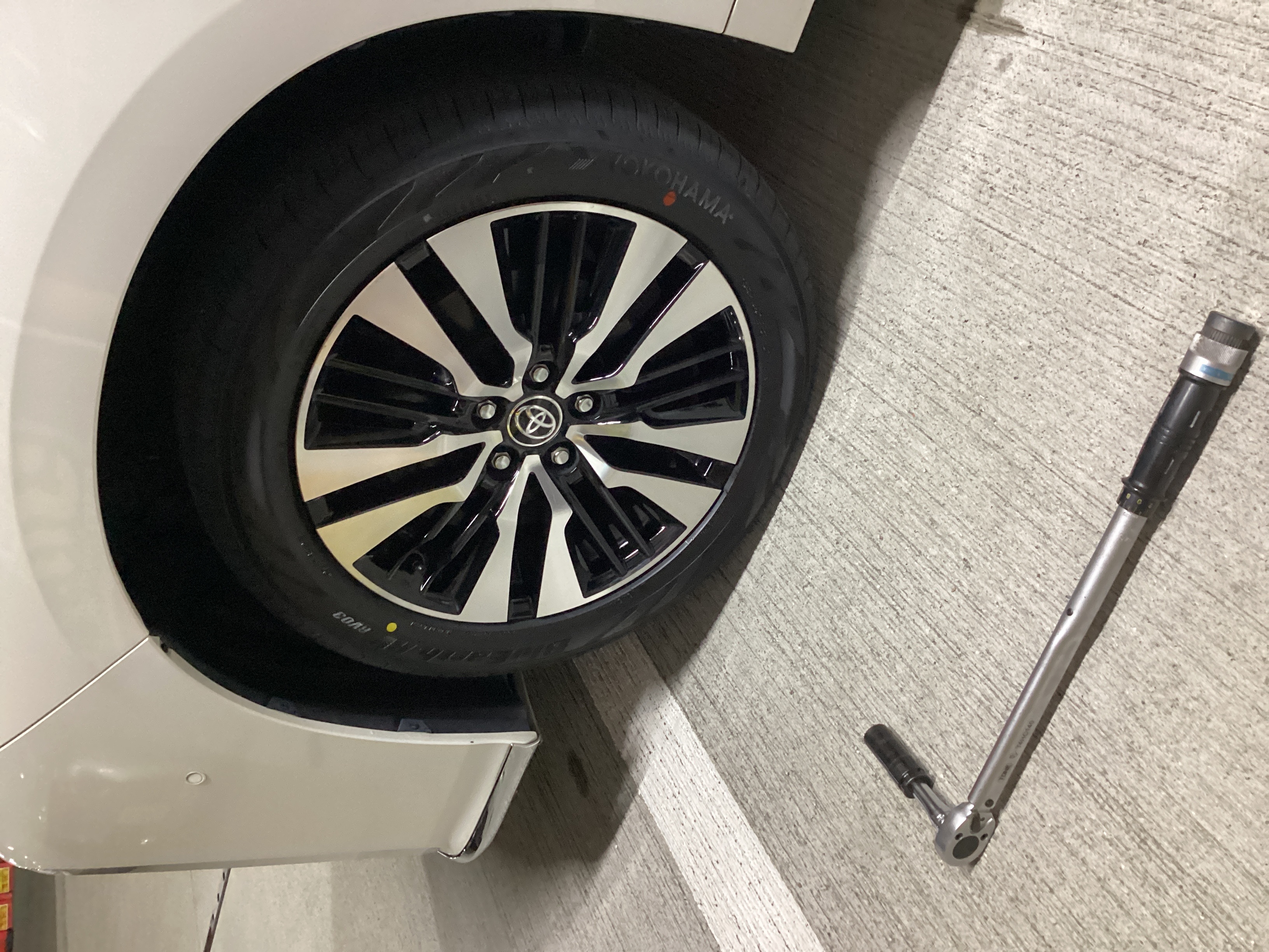 秋のタイヤ交換と点検で安心ドライブをサポート🚗安全対策のポイントも紹介