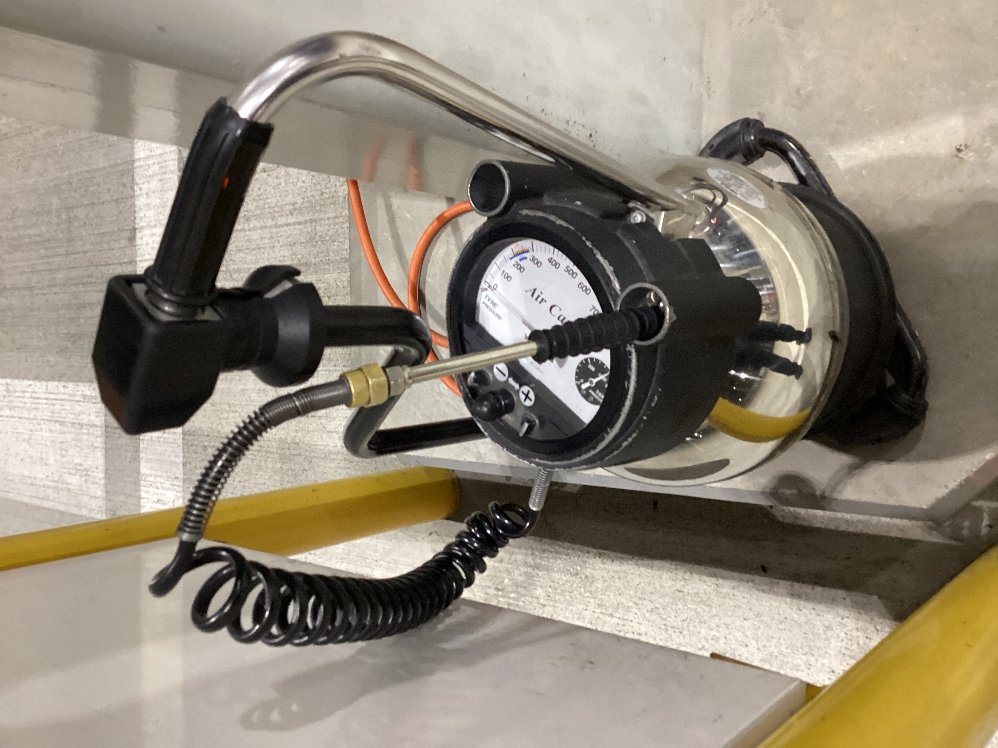 冬の空気圧チェックで安全ドライブをサポートします😊タイヤ点検もお任せ