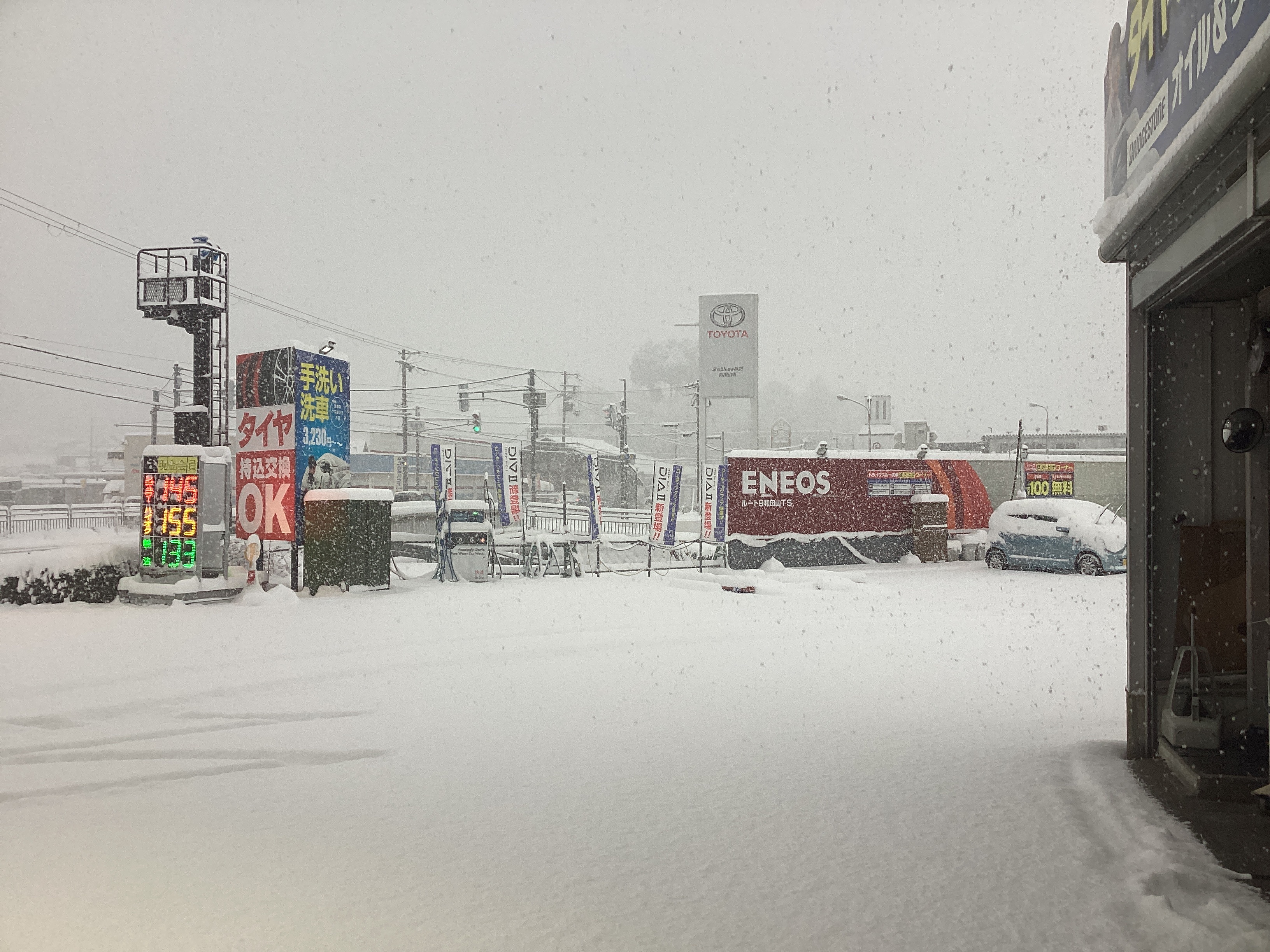 大雪の日も安心スタッドレスタイヤと冬の車点検サービス⛄️