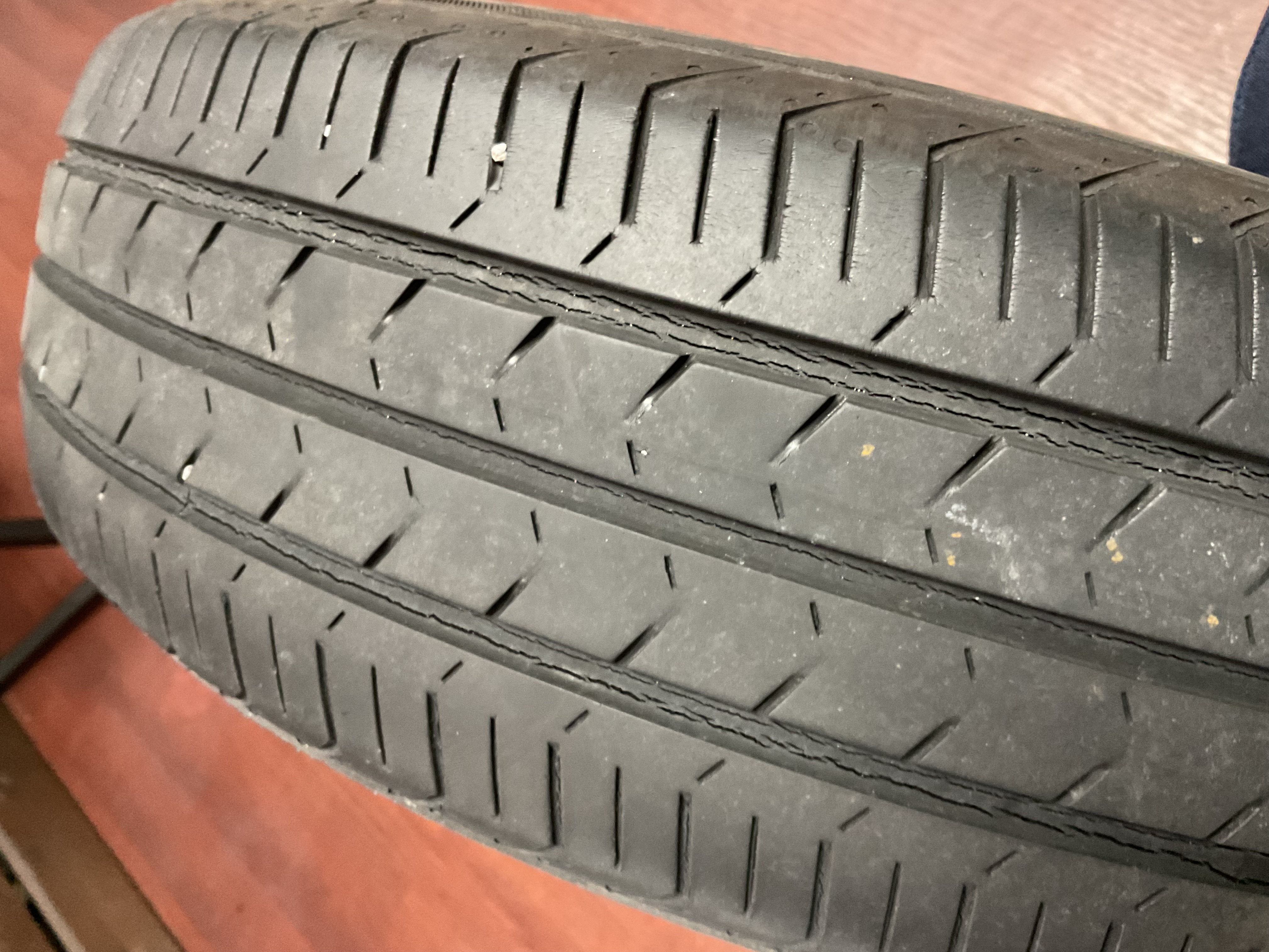 春のドライブ前にチェックしたいタイヤひび割れと点検ポイント🚗